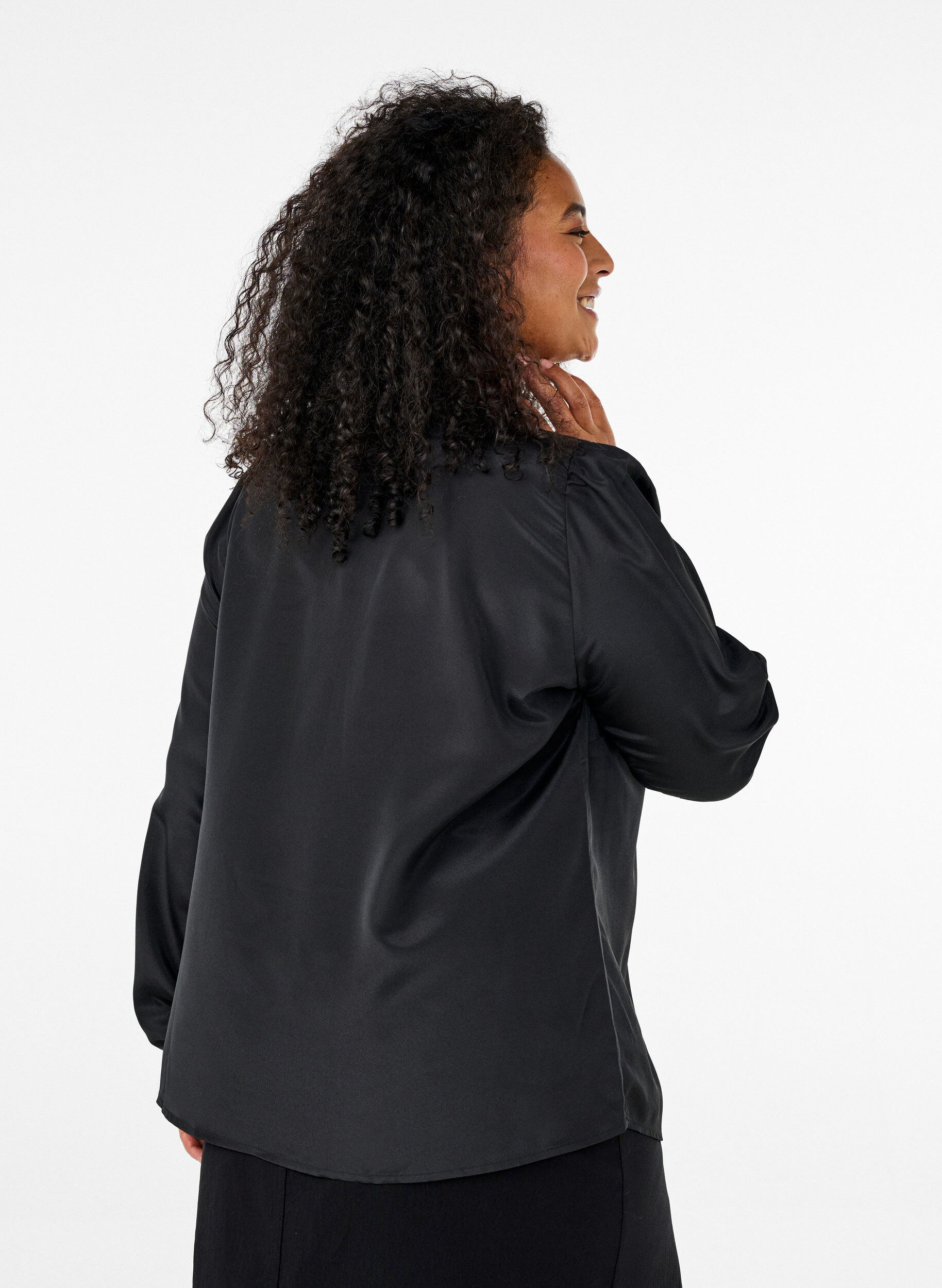 Zizzi Satinbluse mit Volantdetails, Black, Model image number 1