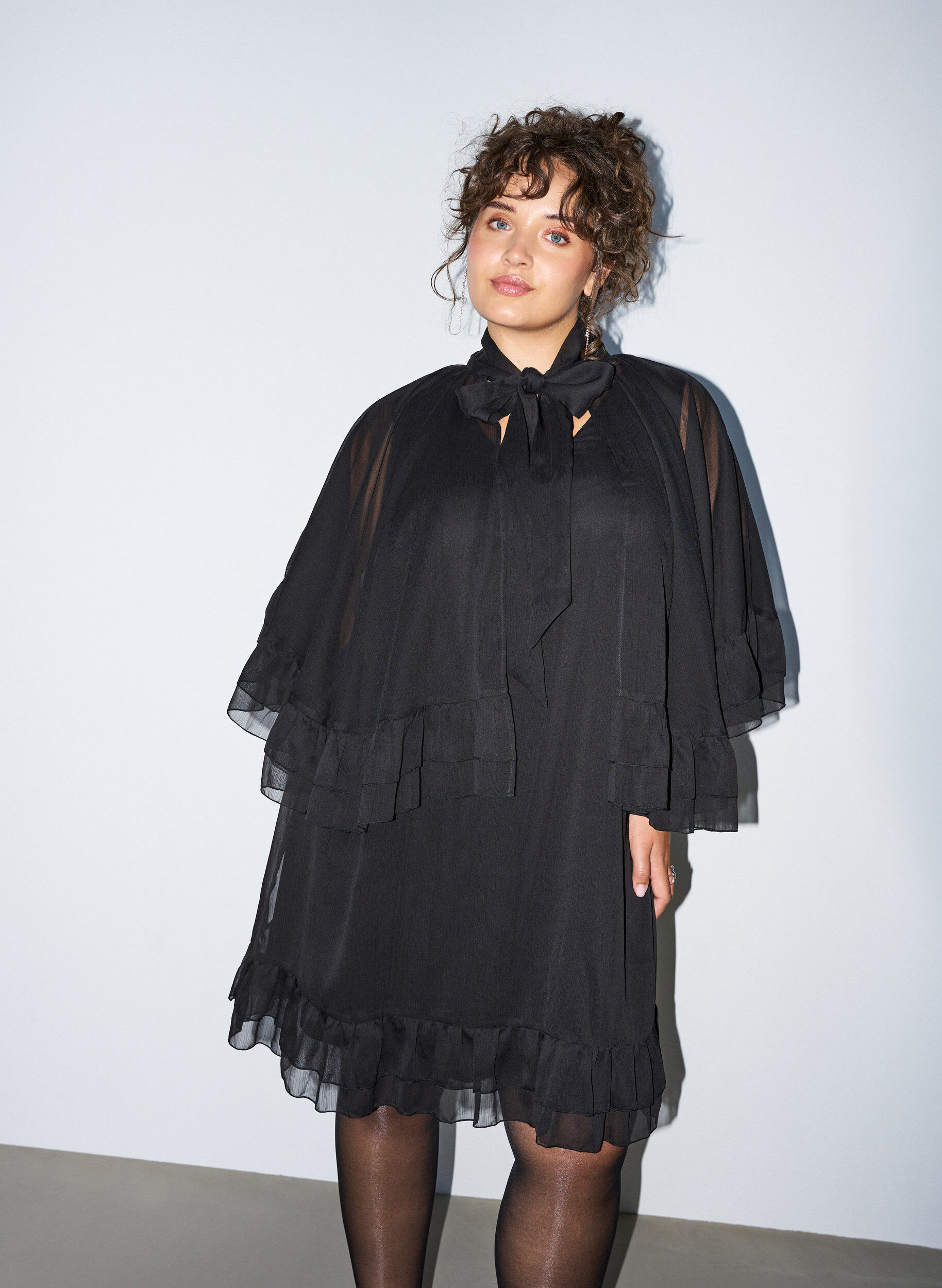 &Auml;rmelloses Kleid mit Chiffon-Cape, Schwarz, Model