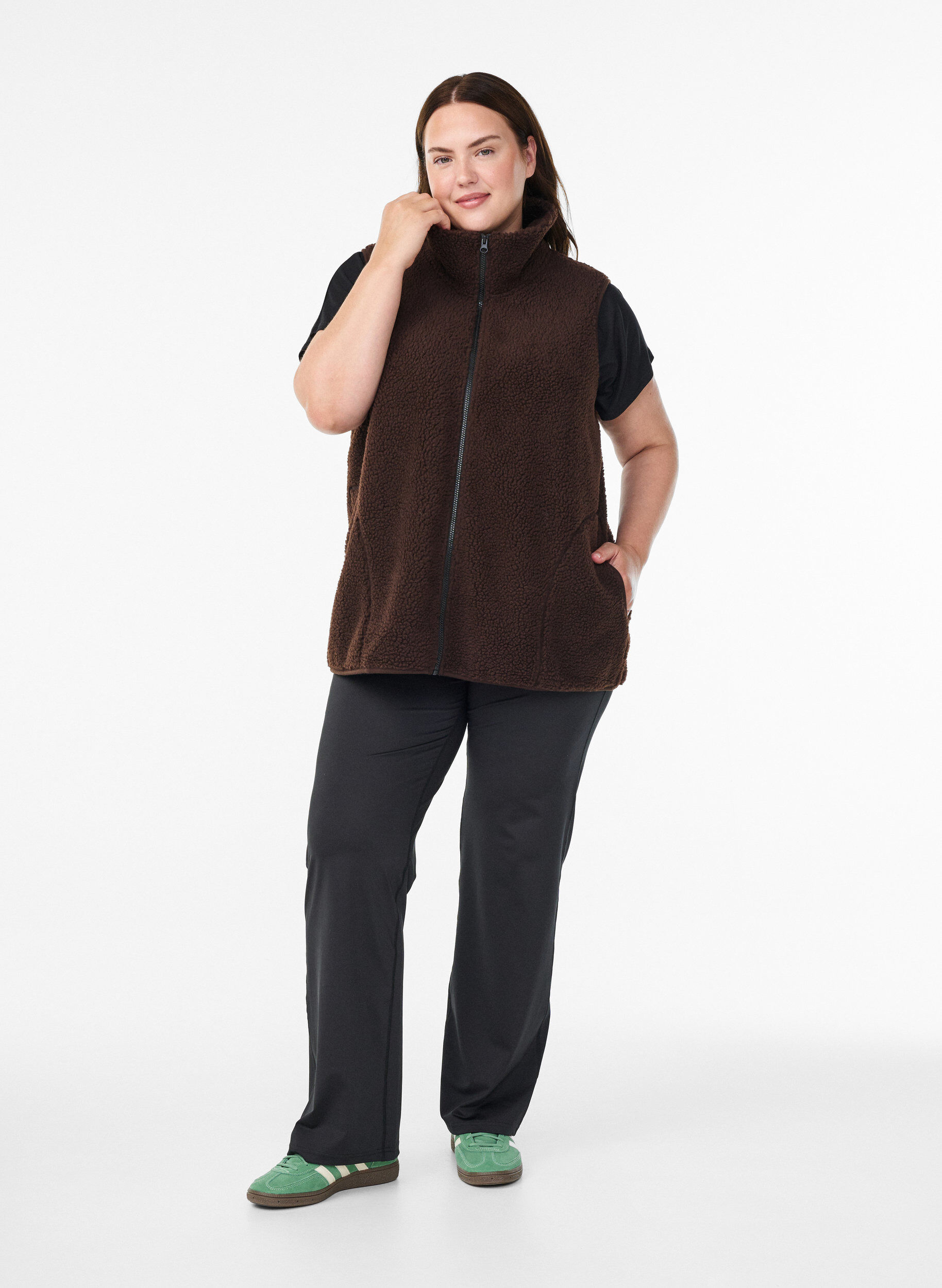 Zizzi Teddy-Fleece-Weste mit Rei&szlig;verschluss und Taschen, Braun, Model image number 1