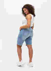 Eng anliegende Denim-Shorts im Used-Look, Light blue denim, Model