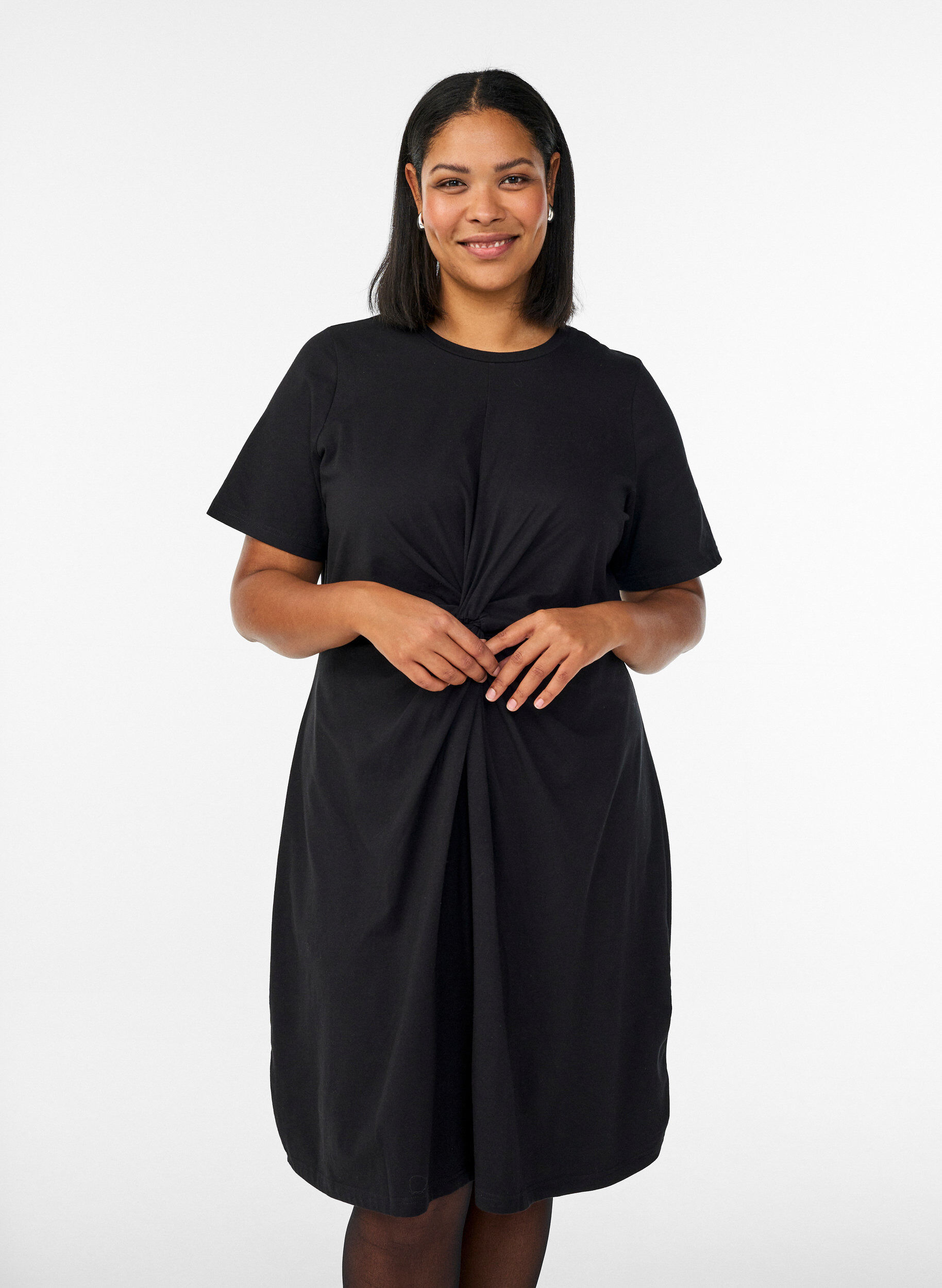 Zizzi Kleid aus Baumwolle mit Twist-Detail, Schwarz, Model image number 0