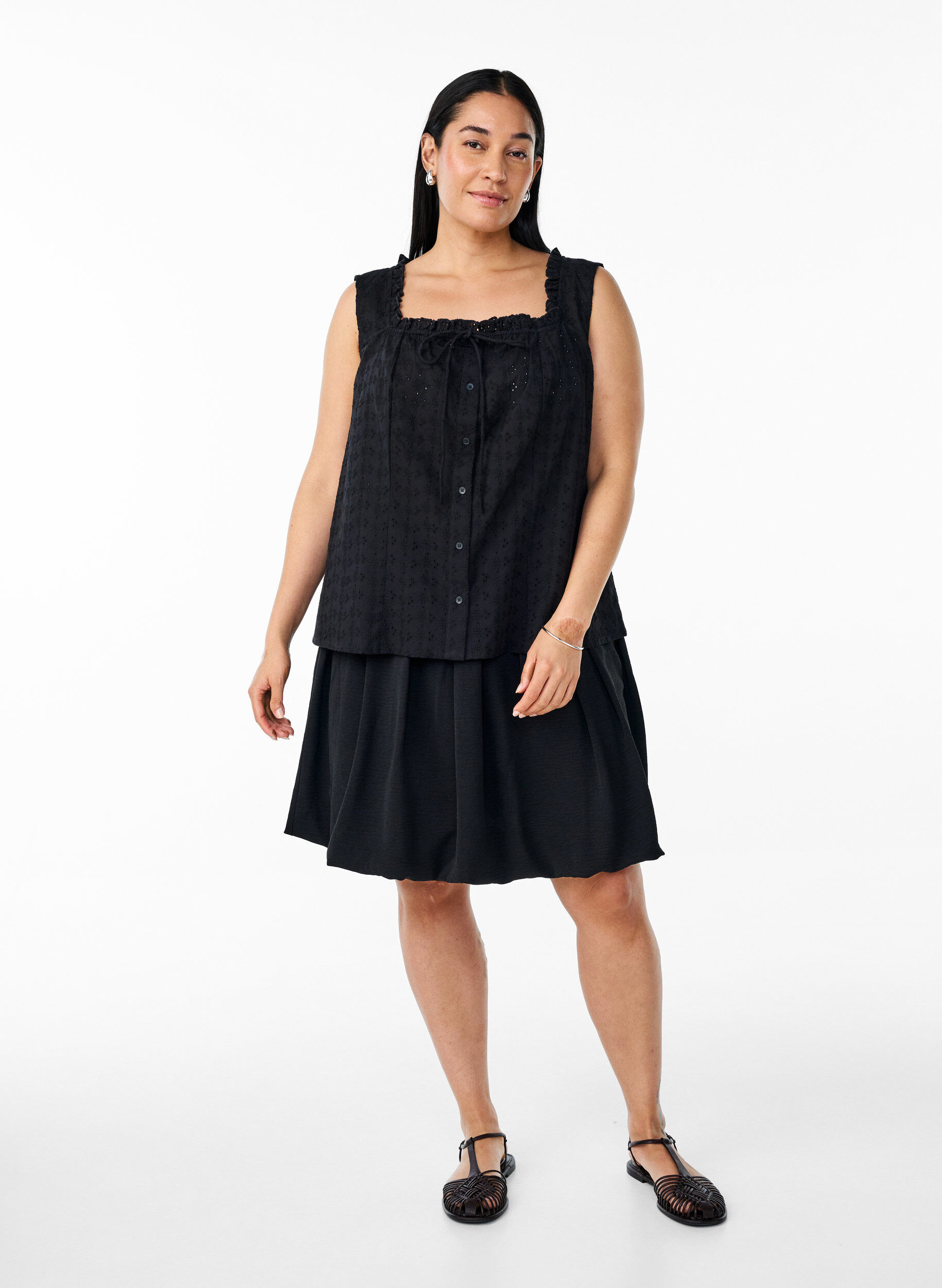 Zizzi &Auml;rmellose Bluse mit Lochstickerei und R&uuml;schen, Schwarz, Model image number 1
