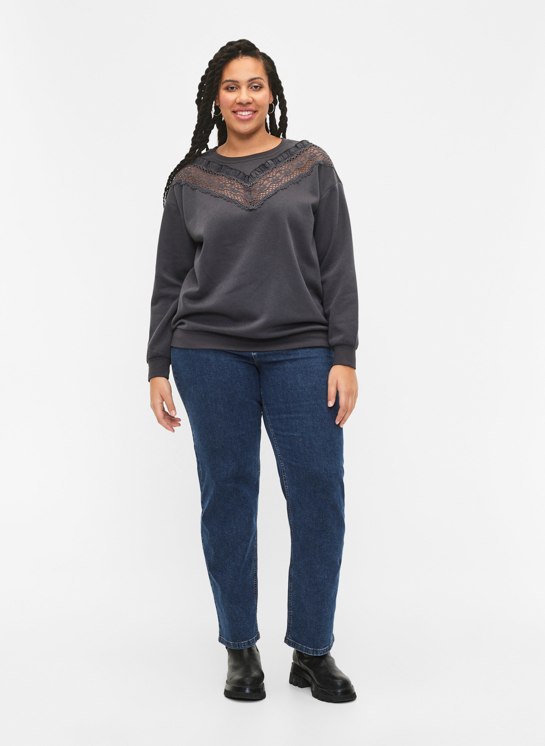 Zizzi Sweatshirt mit R&uuml;schen und H&auml;keldetail, Dark Grey, Model image number 2