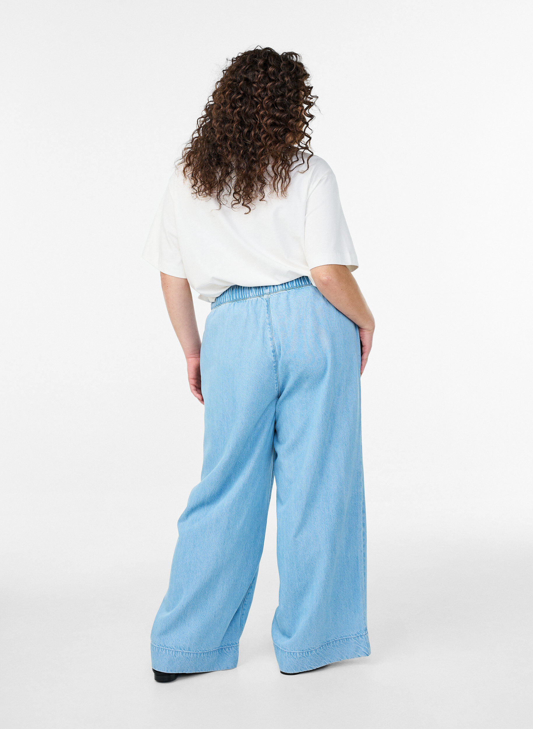 Zizzi Joggers aus Denim mit weitem Bein und hoher Taille, Blau, Model image number 1