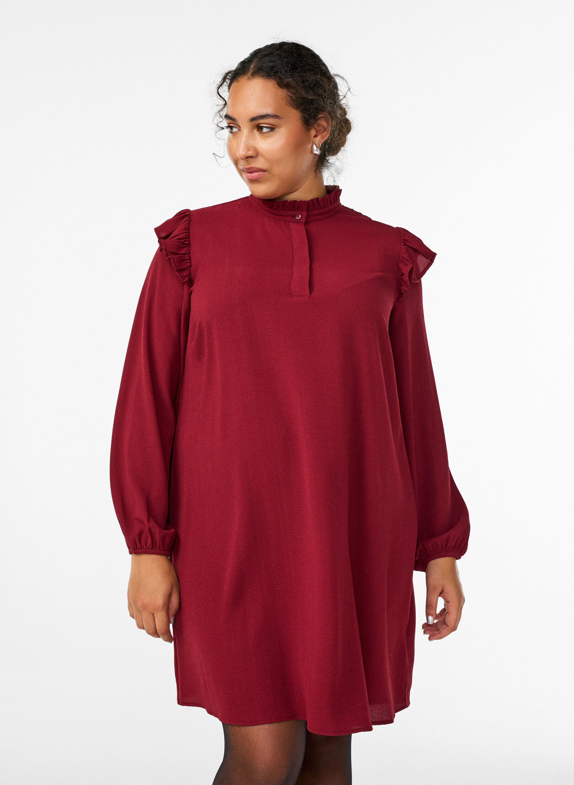 Kurzes Kleid mit R&uuml;schen und Glitzer , Dunkles Bordeaux, Model
