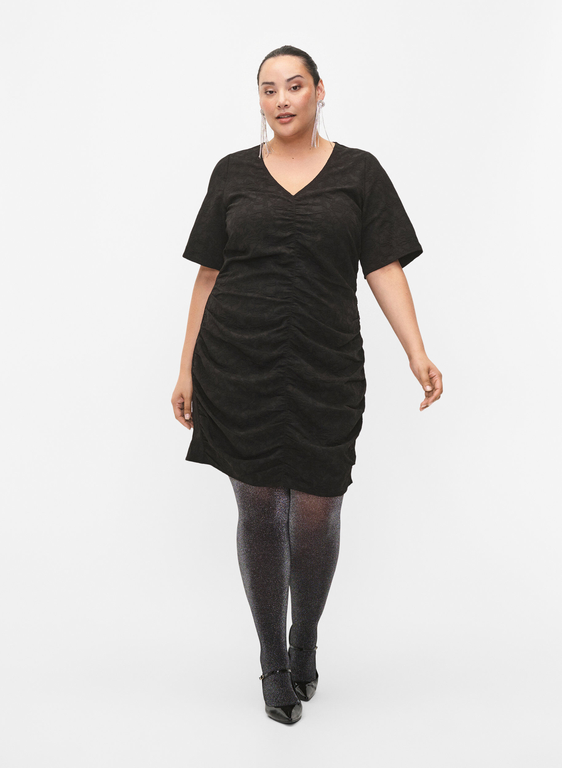 Zizzi Kurz&auml;rmeliges Kleid mit strukturiertem Stoff und Drapierungen, Black, Model image number 3