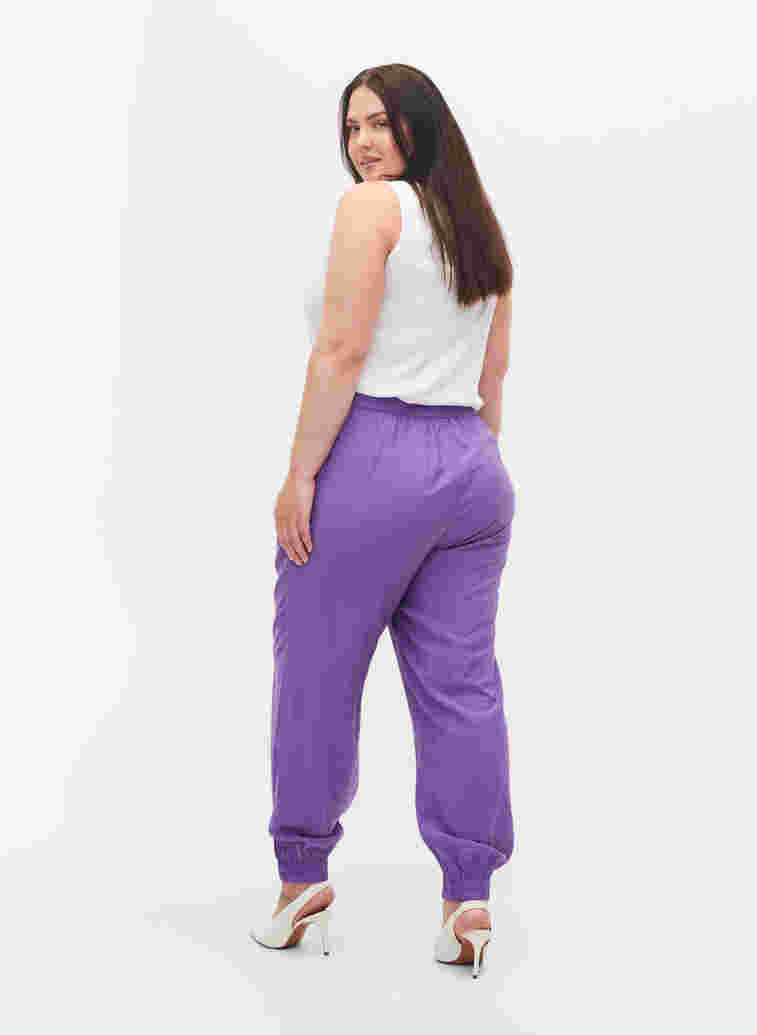 Lockere Hose aus Viskosemischung mit elastischen Abschlüssen, Royal Lilac, Model