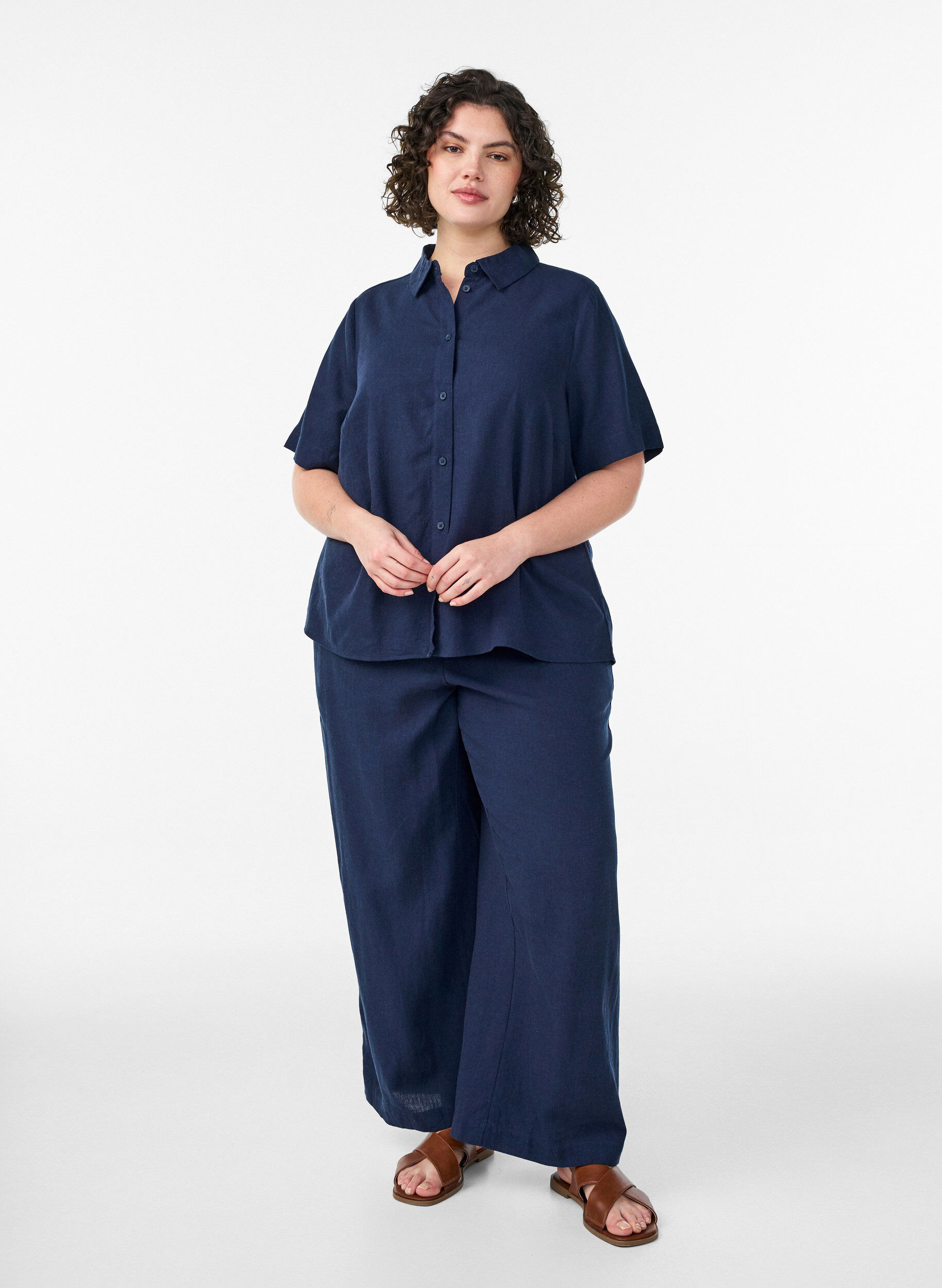 Hose aus Leinen und Viskose mit weitem Bein, Blau, Model