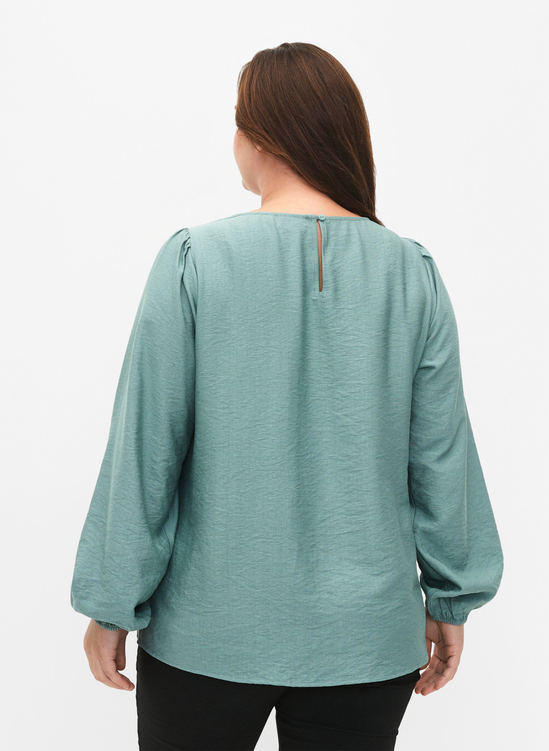 Zizzi Bluse aus Viskose mit H&auml;keldetails, Chinois Green, Model image number 1