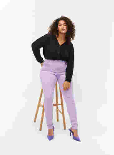 Hochtaillierte Amy Jeans mit Super Slim Passform, Lavender, Model image number 2