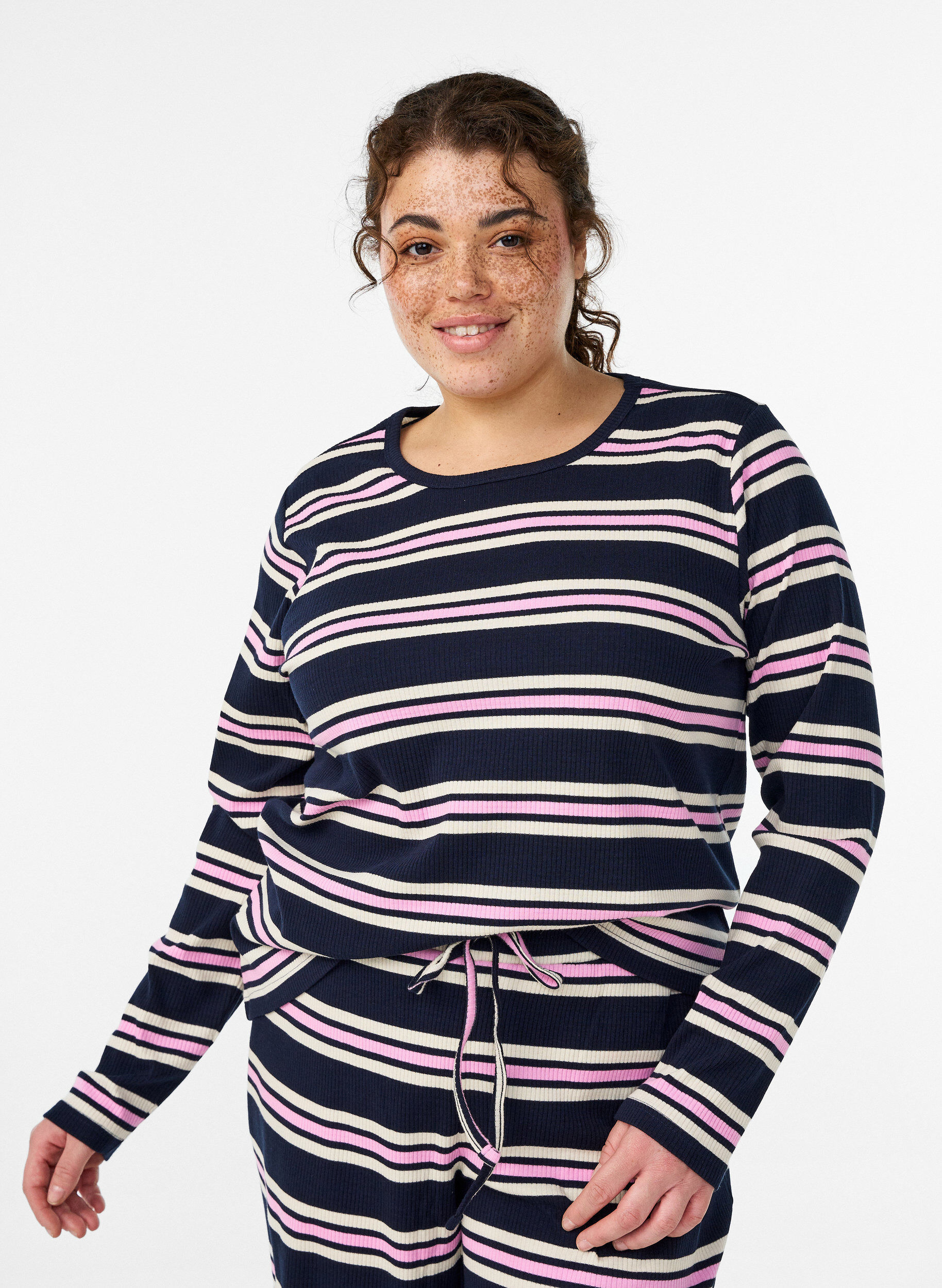 Zizzi Lang&auml;rmeliges Nachtoberteil aus geripptem Jersey mit Streifen, Blau, Model image number 0