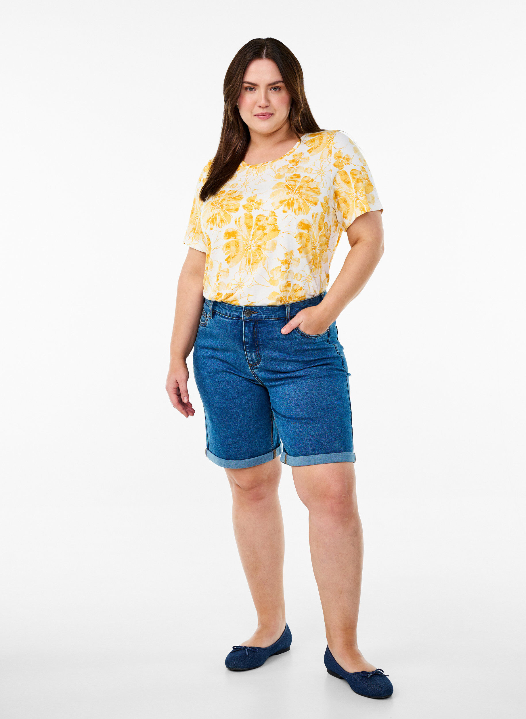 Zizzi Eng anliegende Jeansshorts mit hoher Taille, Blau, Model image number 1