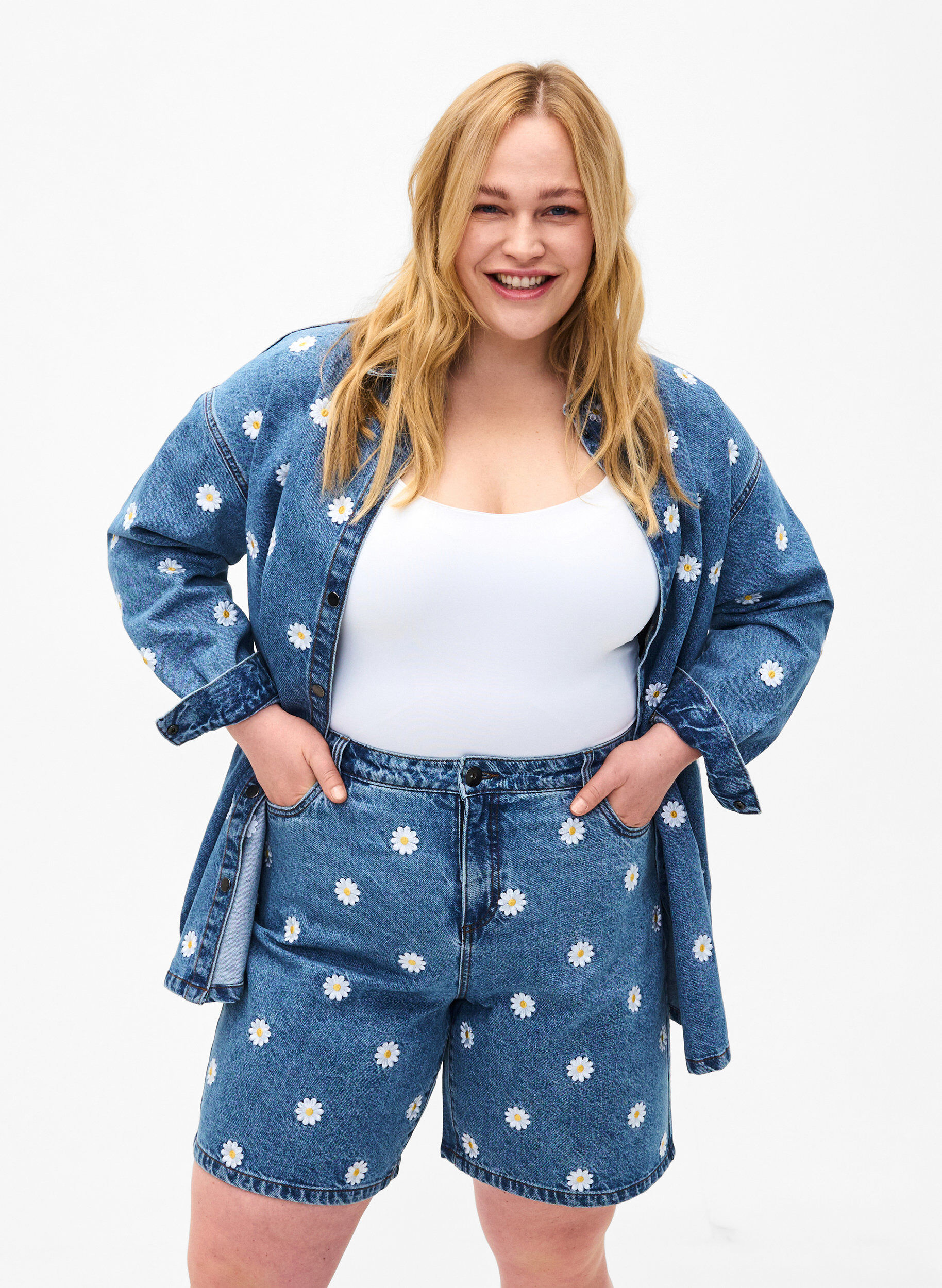Zizzi Mille kurze Hosen mit hohem Bund und Blumenstickerei, L.B. Flower, Model image number 0