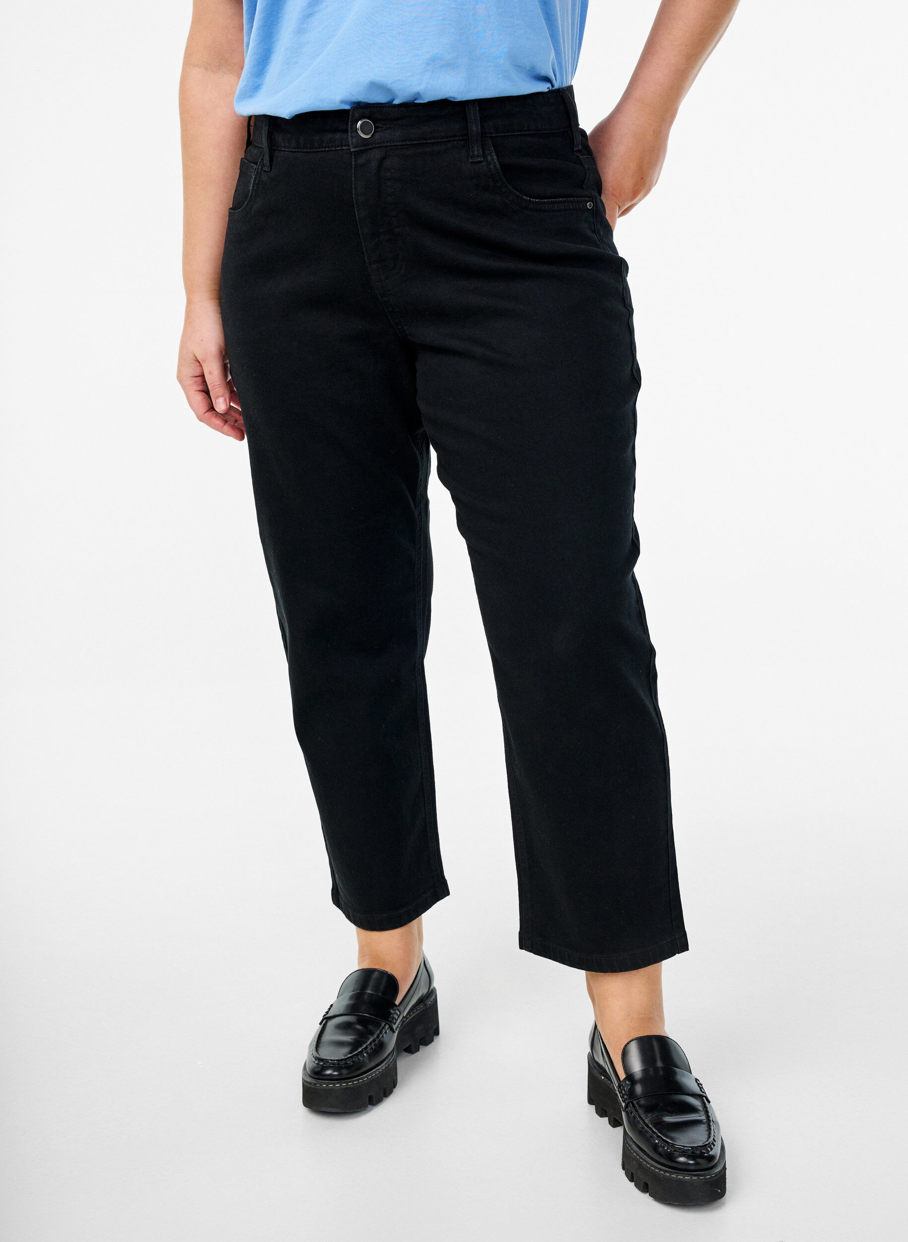 Zizzi Gek&uuml;rzte Vera Jeans mit geradem Bein, Schwarz, Model image number 2