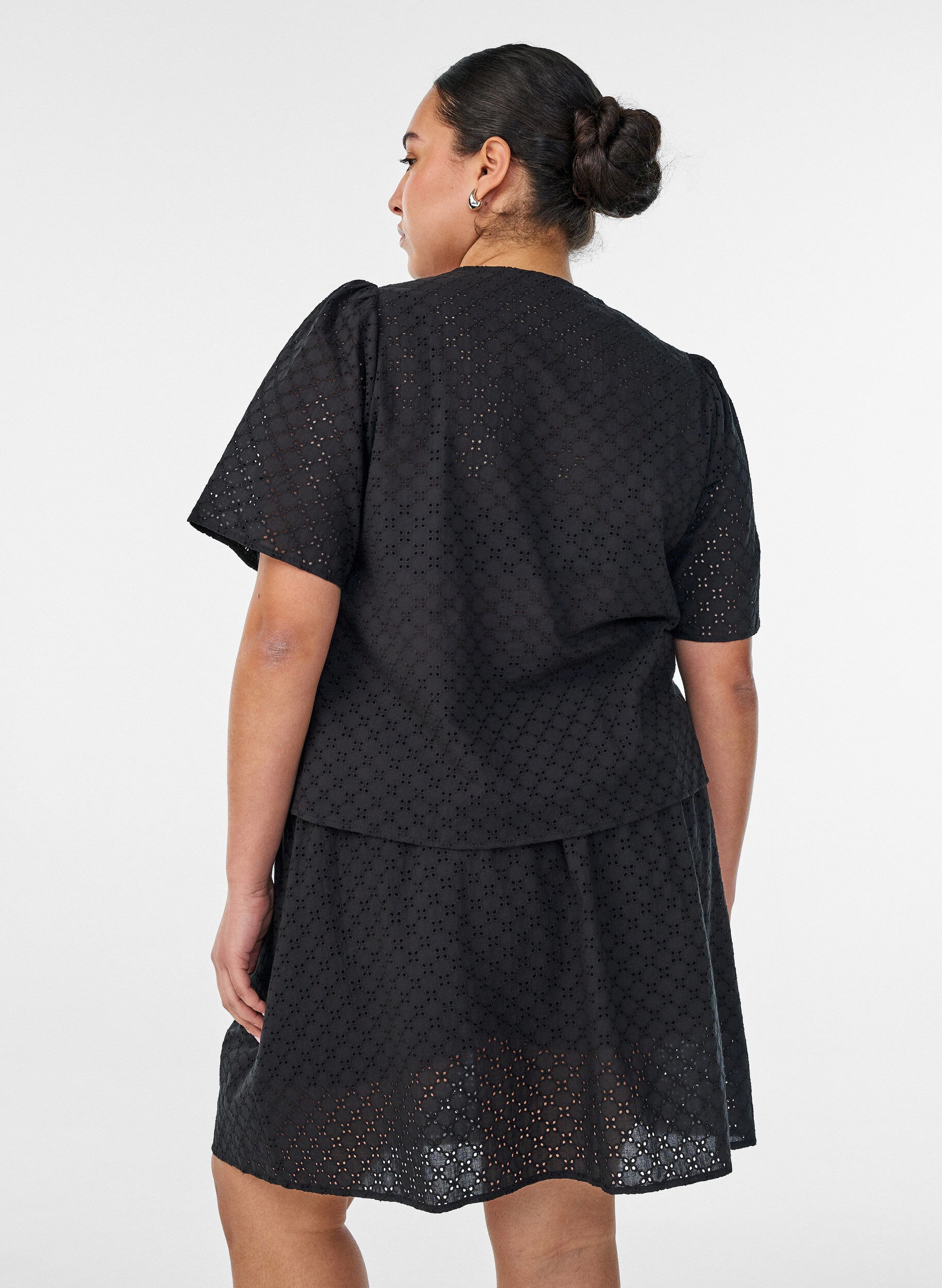 ZizziKurzer Rock mit Broderie Anglaise und Gummizugbund, Schwarz, Model image number 1