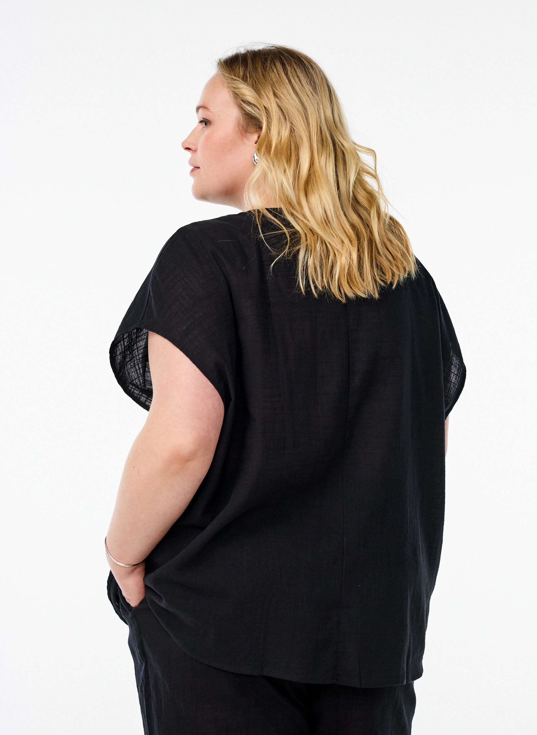 Zizzi Lockere Bluse mit angeschnittenen &Auml;rmeln, Schwarz, Model image number 2