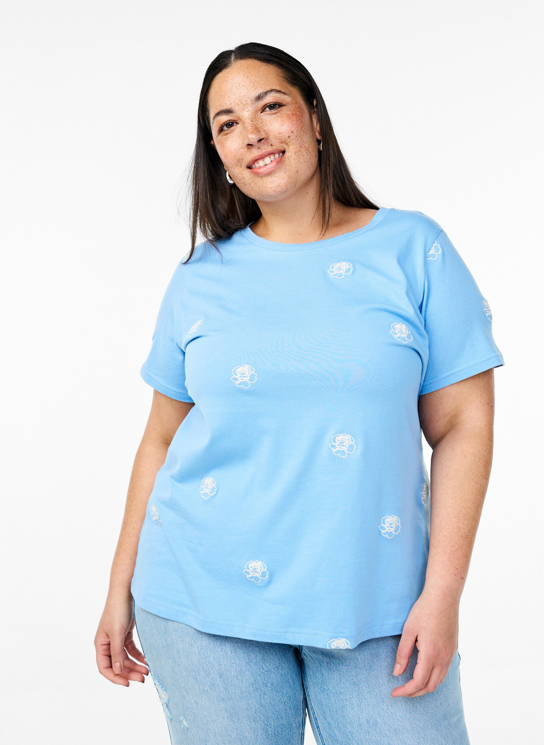 T-Shirt aus Bio-Baumwolle mit aufgestickten Motiven, Blau, Model