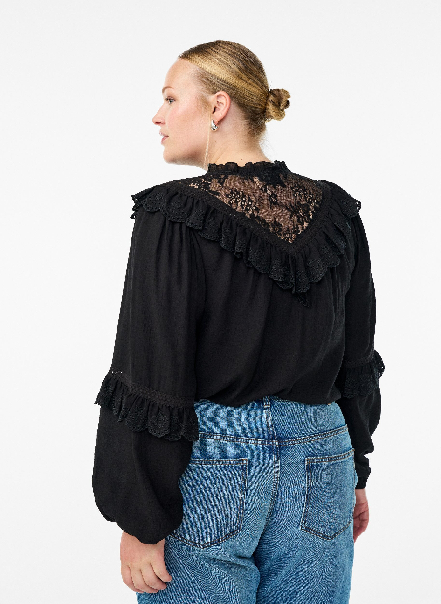Zizzi Bluse aus Viskose mit Spitze und R&uuml;schen, Schwarz, Model image number 2