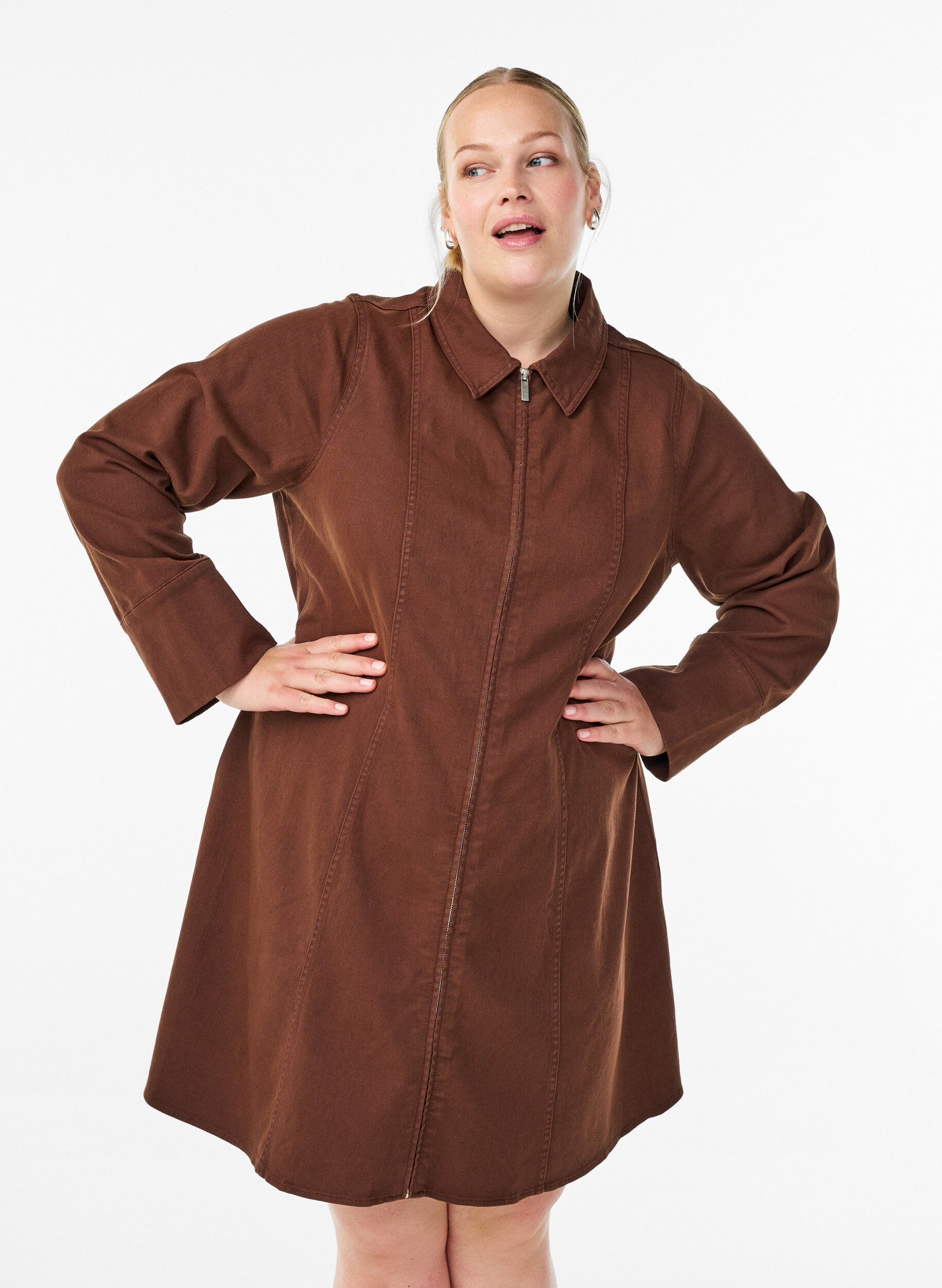 Kurzes Kleid aus Twill mit Rei&szlig;verschluss, Braun, Model