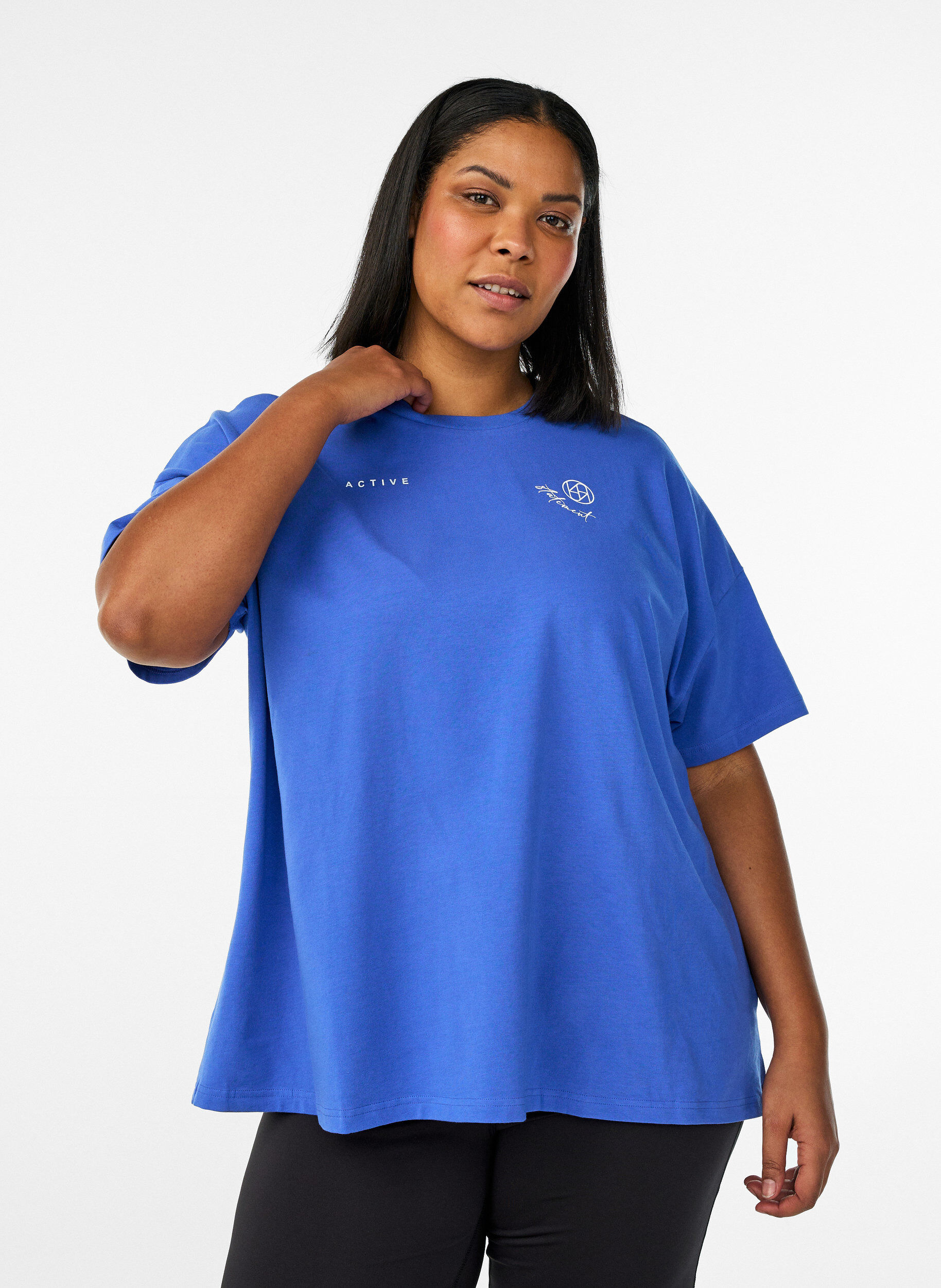 T-Shirt aus Bio-Baumwolle mit kleinem Frontmotiv, Blau, Model
