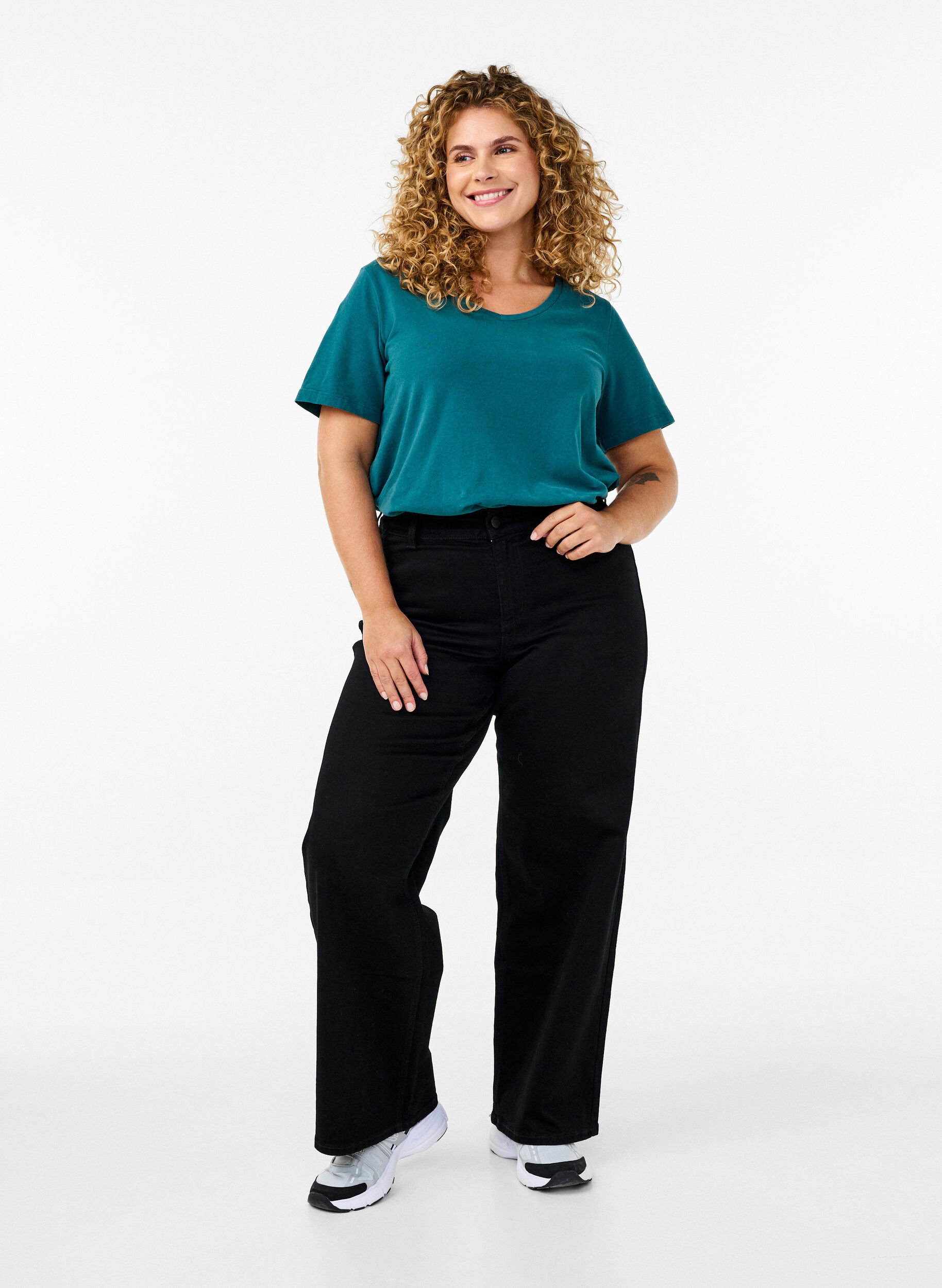 Zizzi Einfarbiges Basic-T-Shirt aus Baumwolle, Gr&uuml;n, Model image number 1