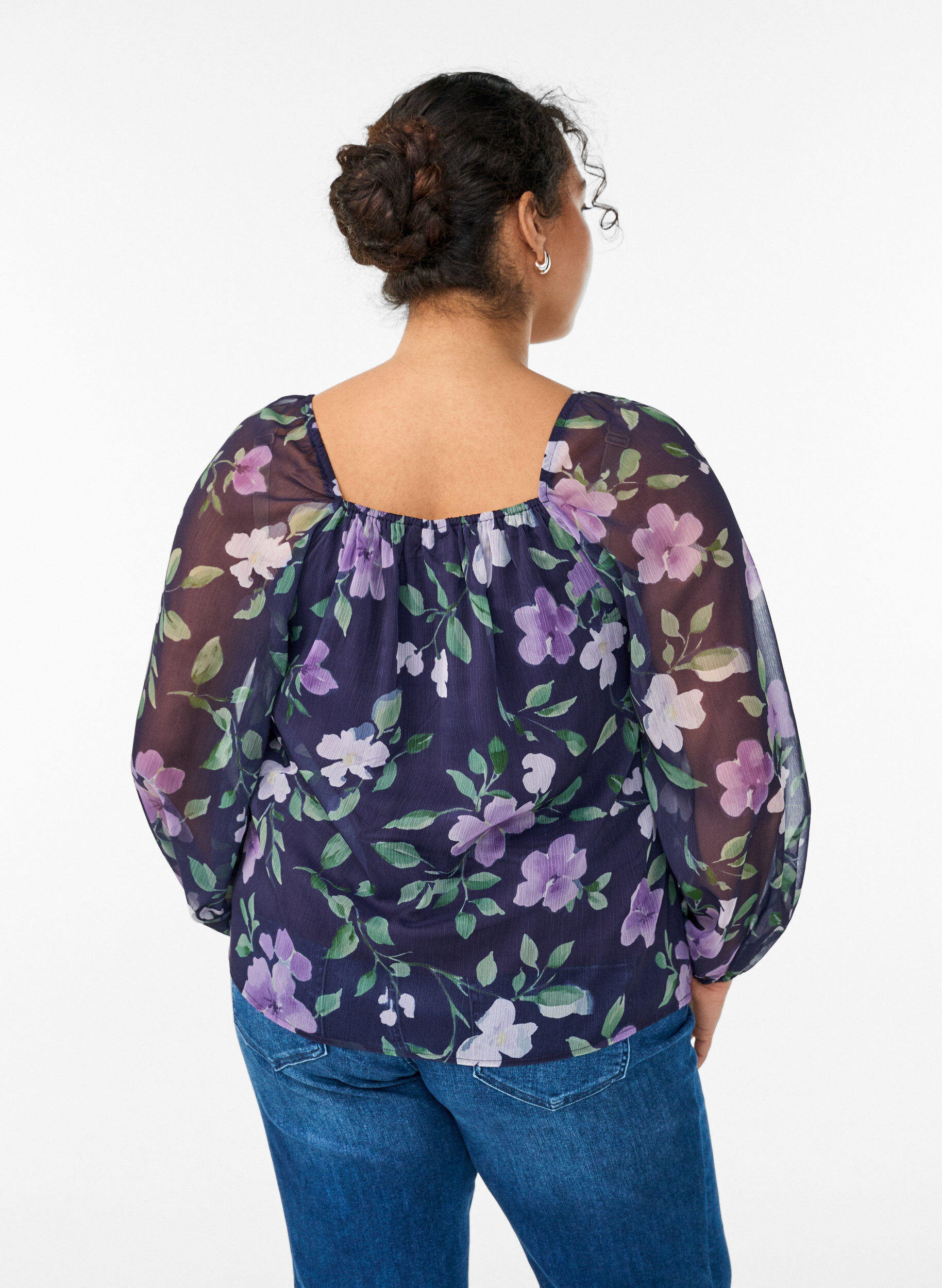 Zizzi Bluse aus Chiffon mit gebl&uuml;mtem Print und langen &Auml;rmeln, Blau, Model image number 2