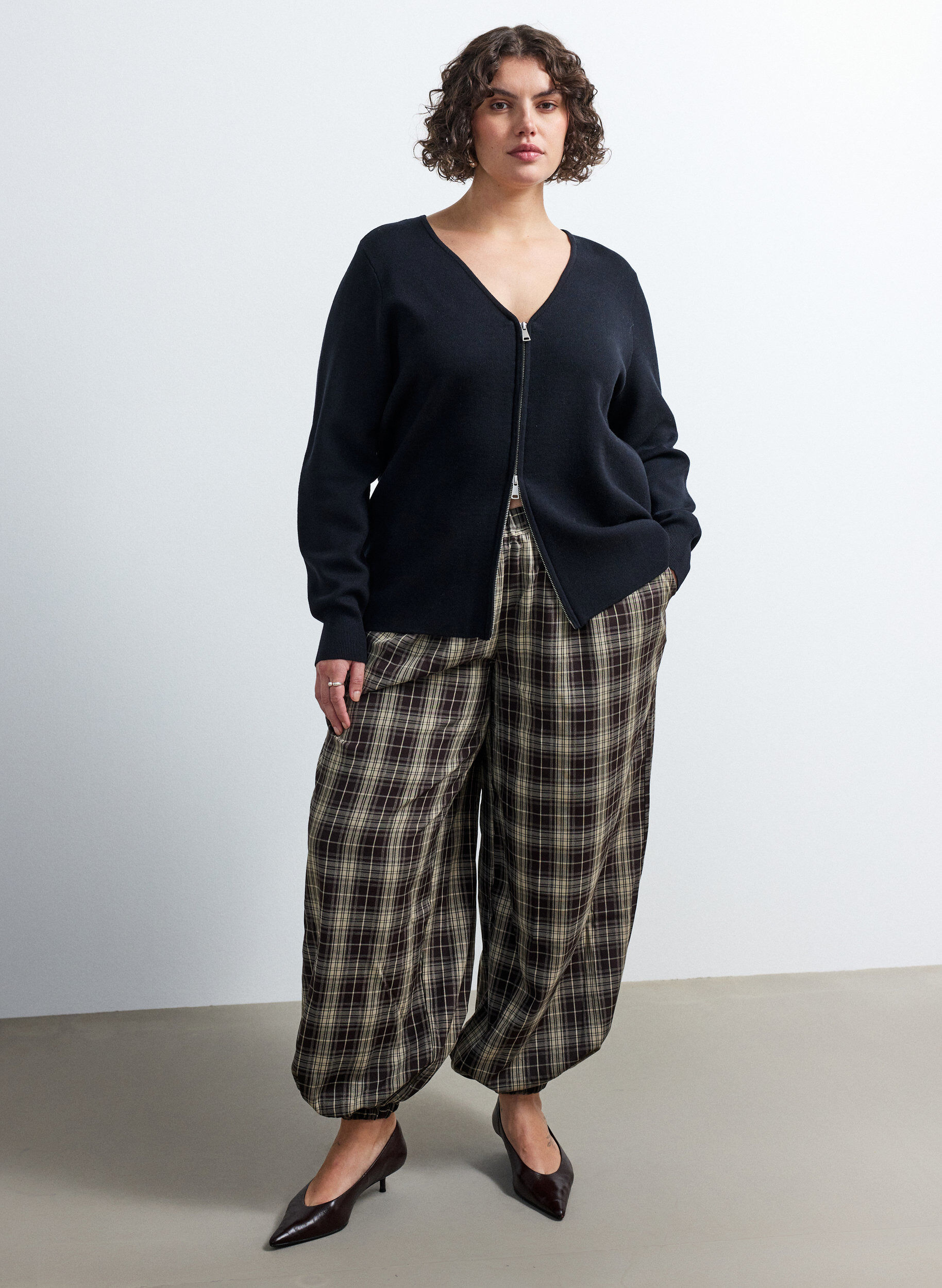 ZizziStrickjacke mit 2-Wege-Rei&szlig;verschluss, Schwarz, Model image number 1