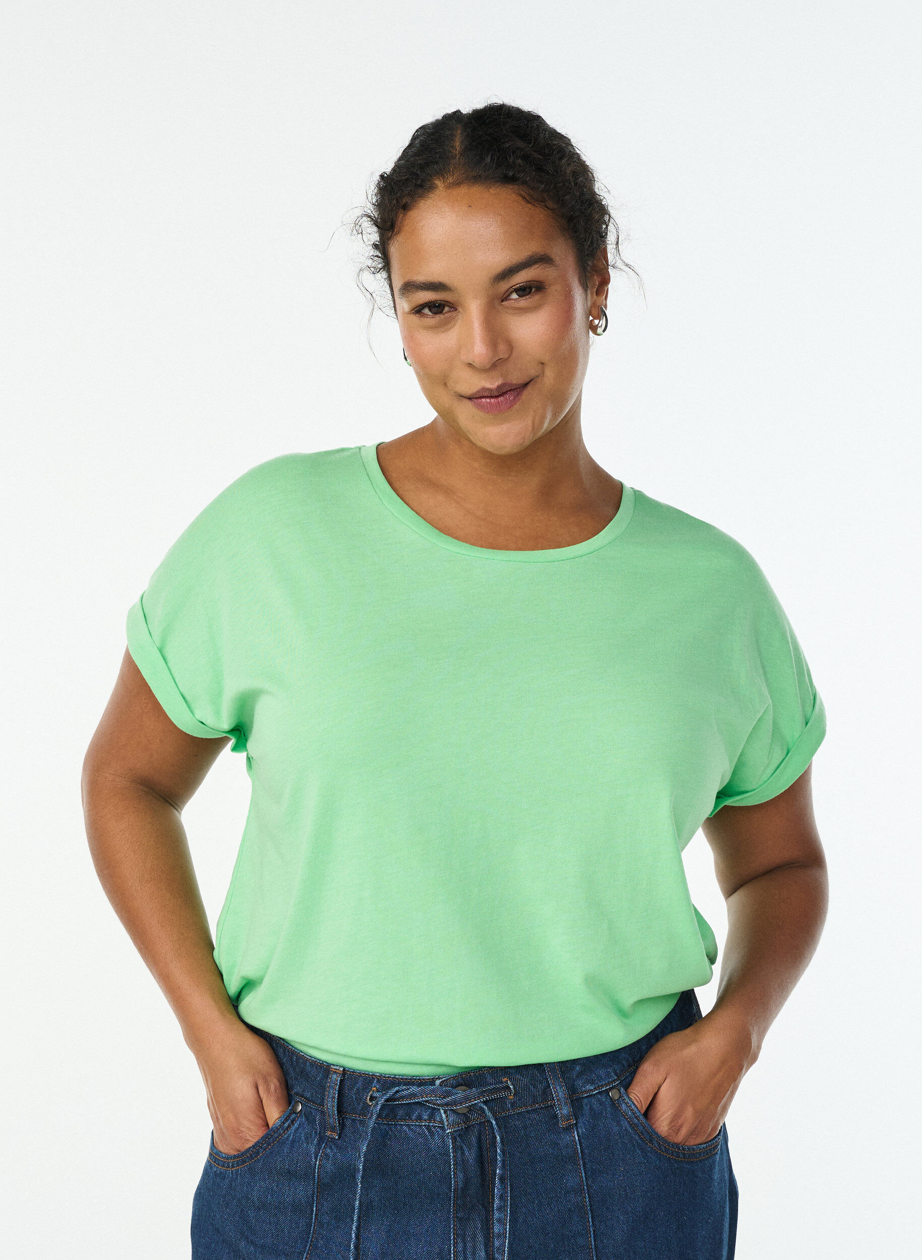 Kurz&auml;rmliges T-Shirt aus einer Baumwollmischung, Gr&uuml;n, Model