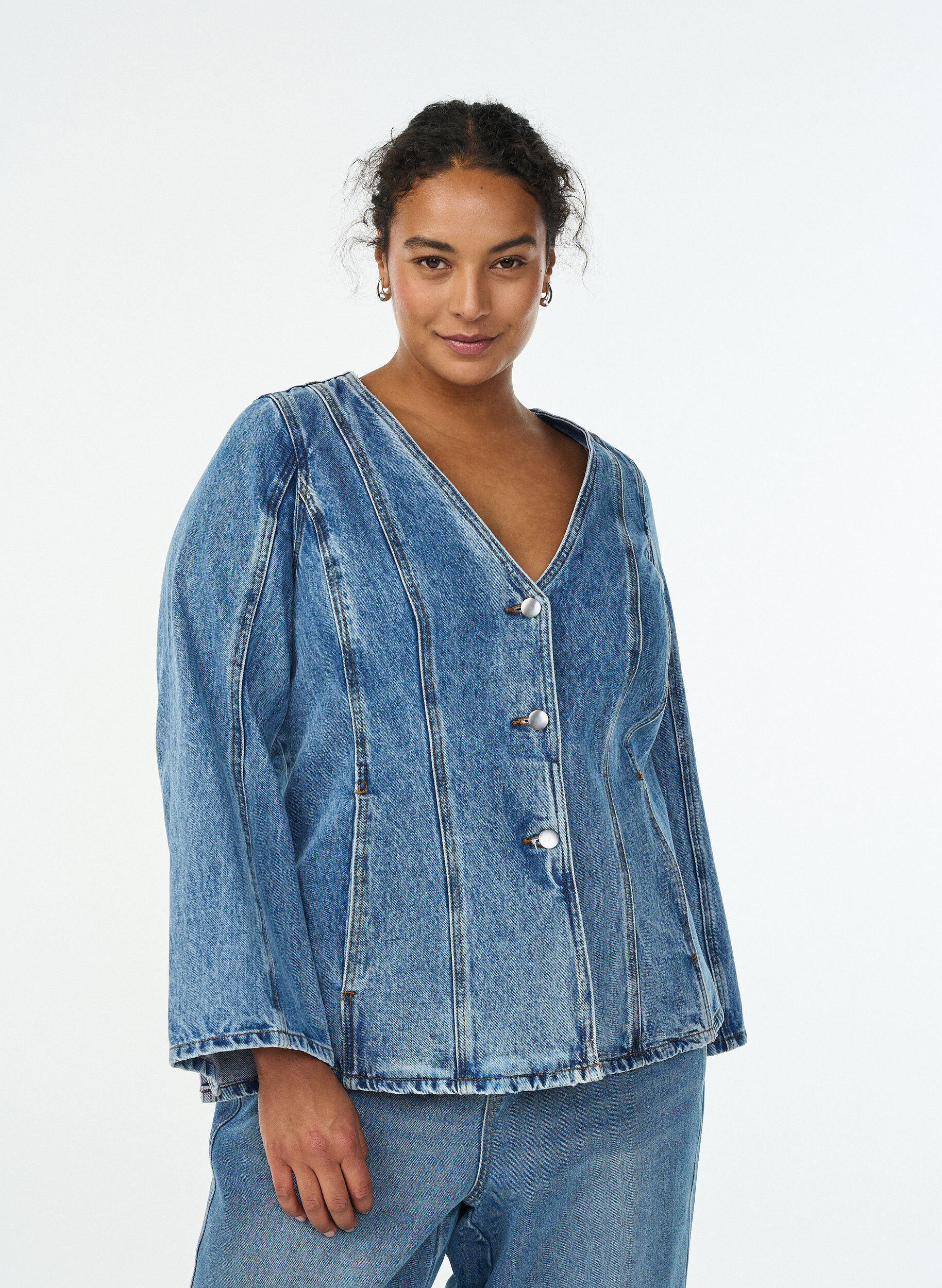 Jeansjacke mit formgebenden N&auml;hten und V-Ausschnitt, Blau, Model