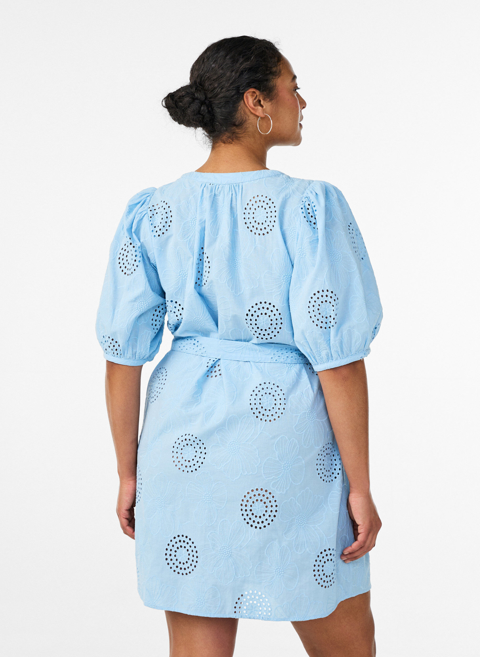 Zizzi Kurzes Kleid mit Blumen- und Lochstickerei, Blau, Model image number 2
