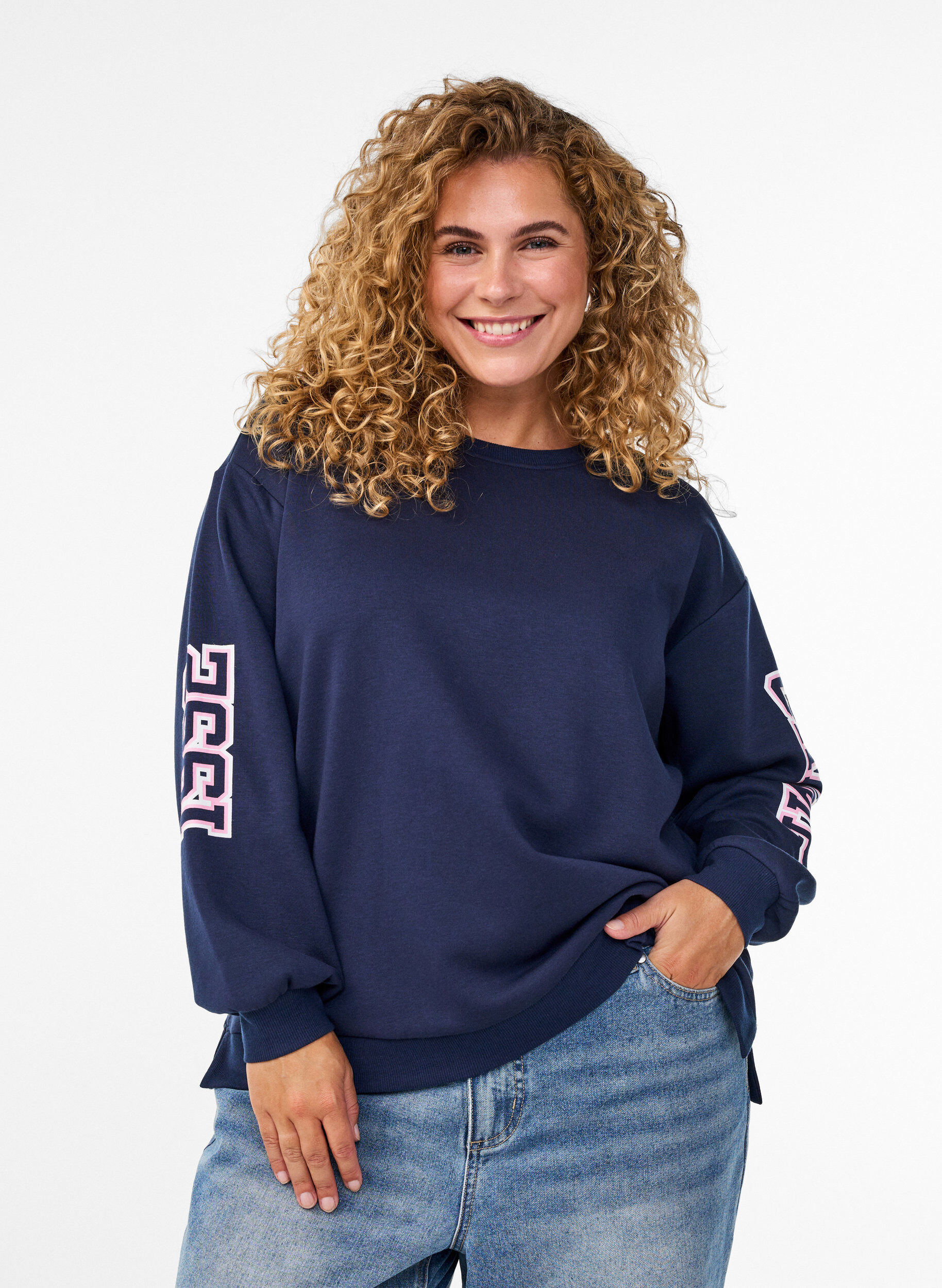 Zizzi Sweatshirt mit Statement-Print an &Auml;rmeln und R&uuml;cken, Blau, Model image number 0