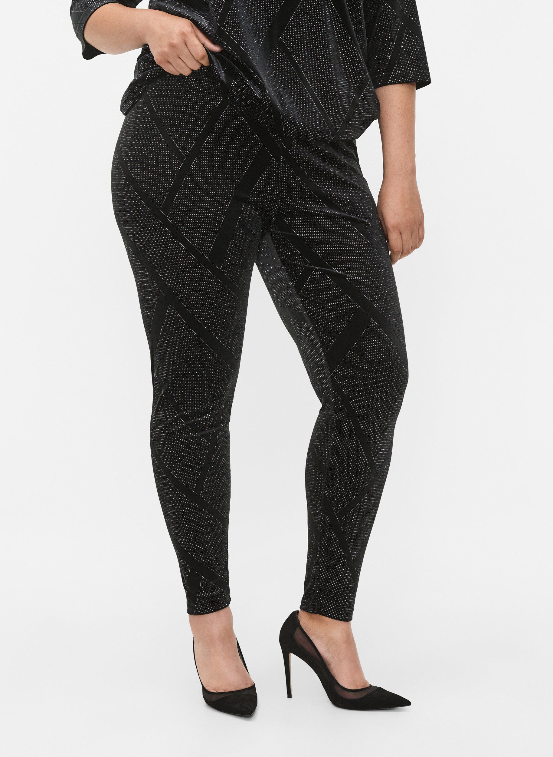 Zizzi Velours-Leggings mit Glitzer und Muster, Schwarz, Model image number 1