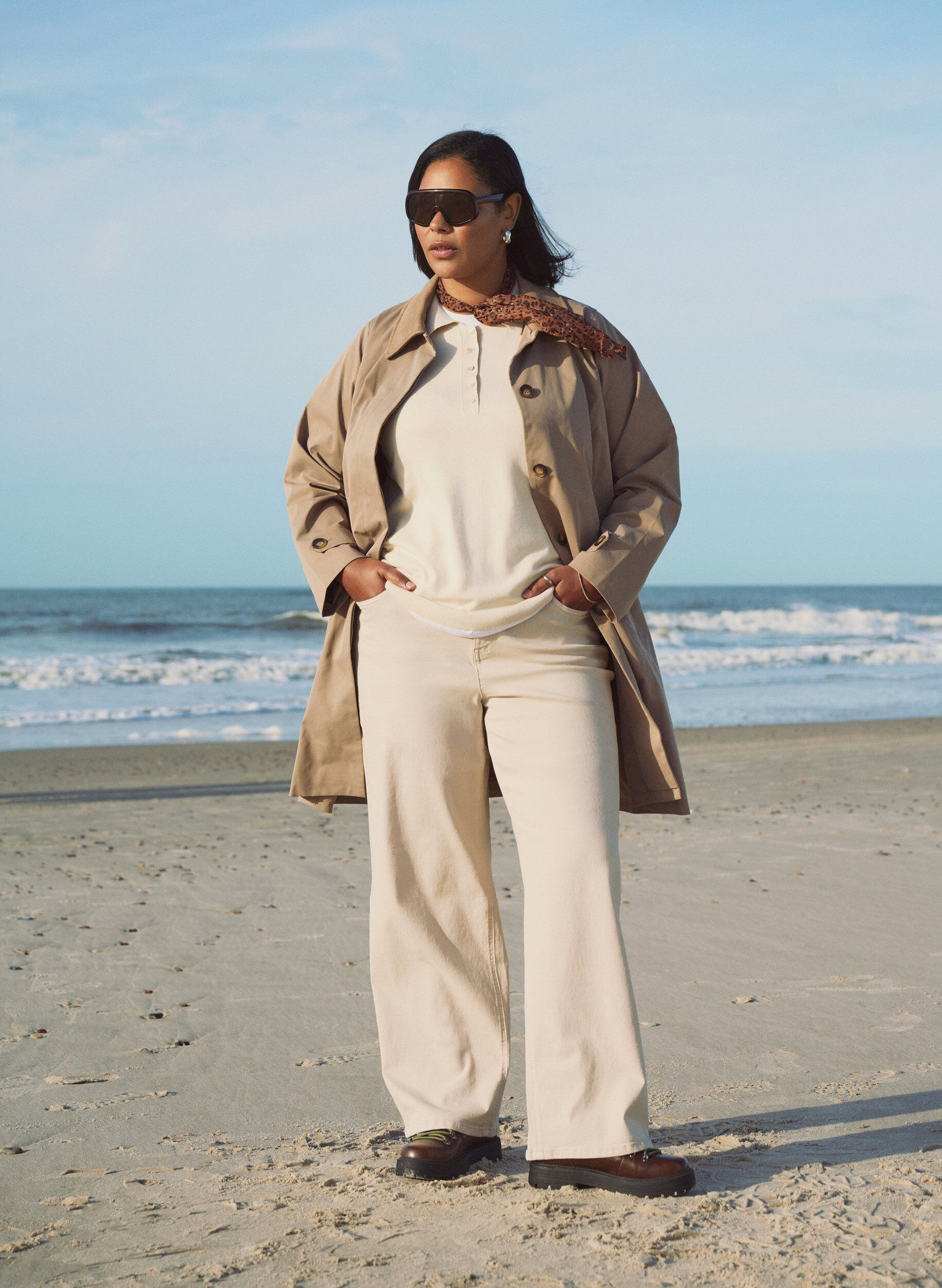 Zizzi Fr&uuml;hlingsjacke mit Kragen aus Wildlederimitat und verdeckter Knopfleiste, Beige, Image image number 0