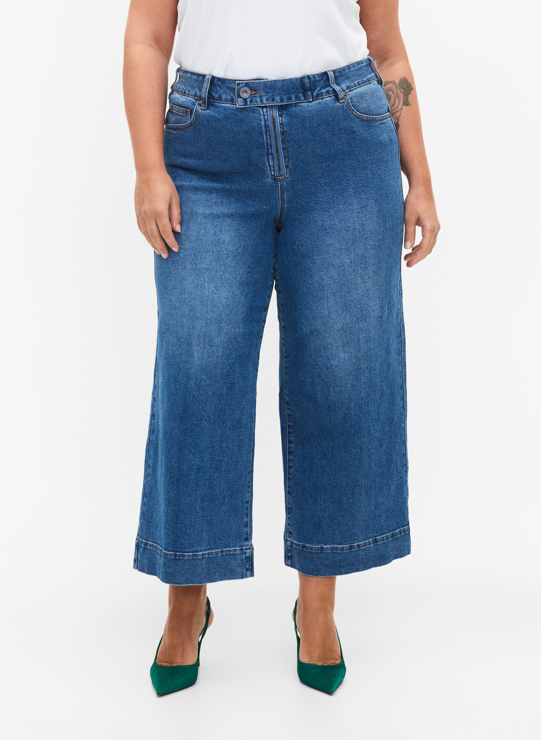 Zizzi Cropped Jeans mit breitem Bein, Blau, Model image number 3