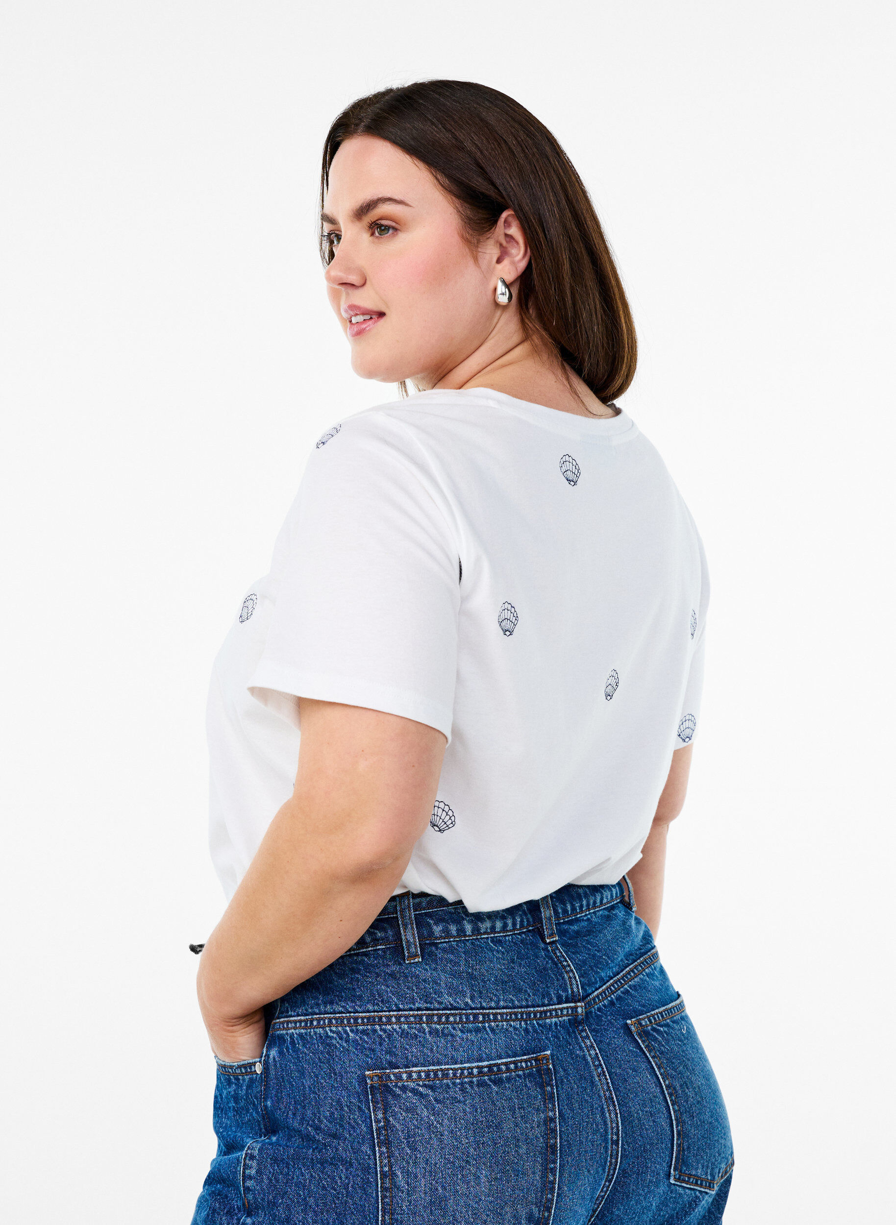 Zizzi T-Shirt aus Bio-Baumwolle mit aufgestickten Motiven, Wei&szlig;, Model image number 2