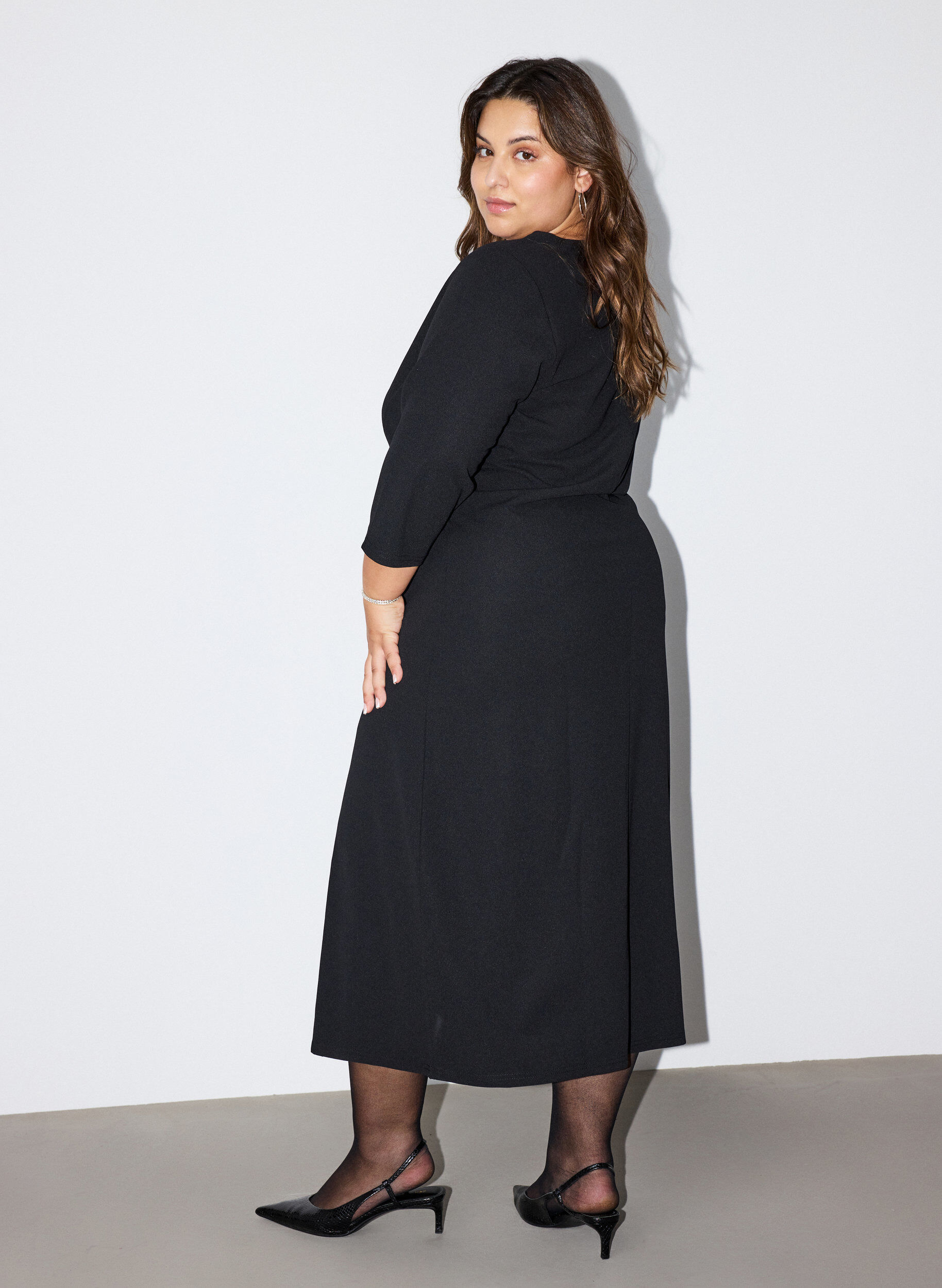 ZizziJerseykleid mit Drapierung und dekorativer Schnalle, Schwarz, Model image number 1