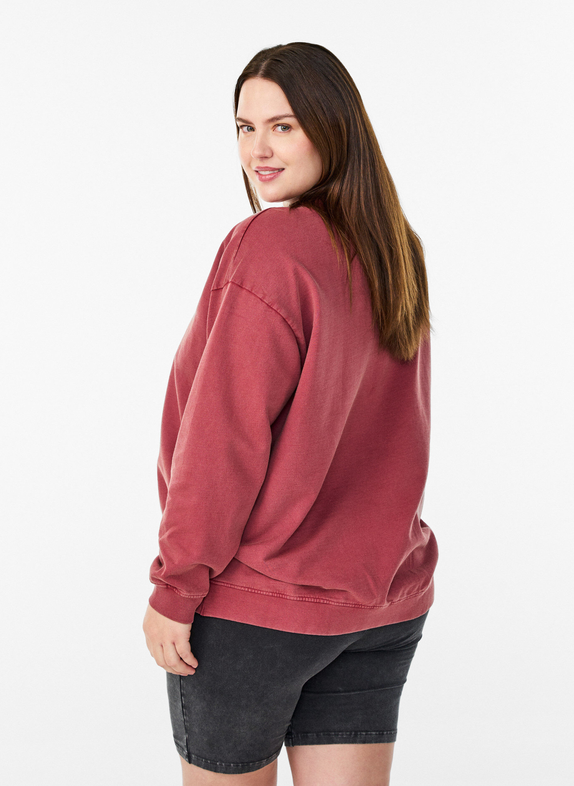 Zizzi Lockeres Sweatshirt im gewaschenen Look, Rot, Model image number 2