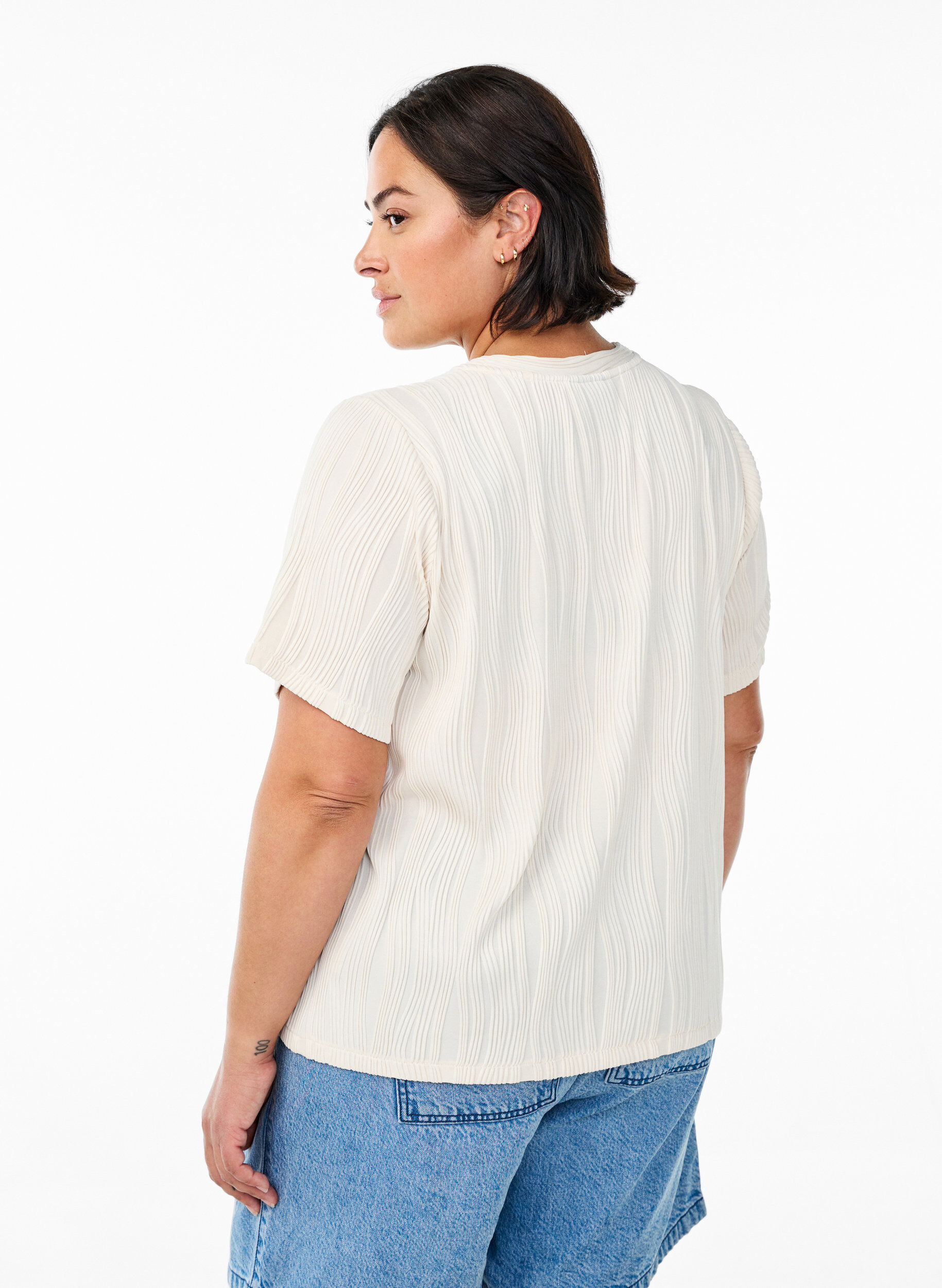 Zizzi Bluse mit kurzen &Auml;rmeln und einer welligen Struktur, Beige, Model image number 2