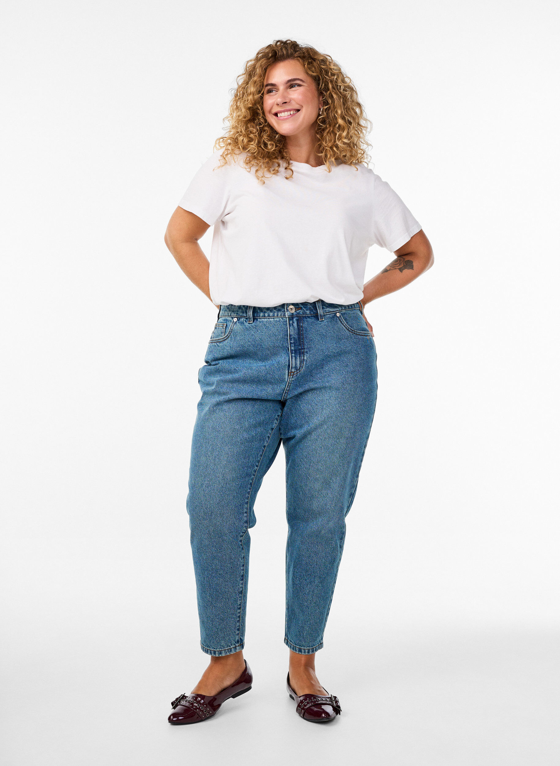 Mille Mom-Fit-Jeans mit hoher Taille, Blau, Model