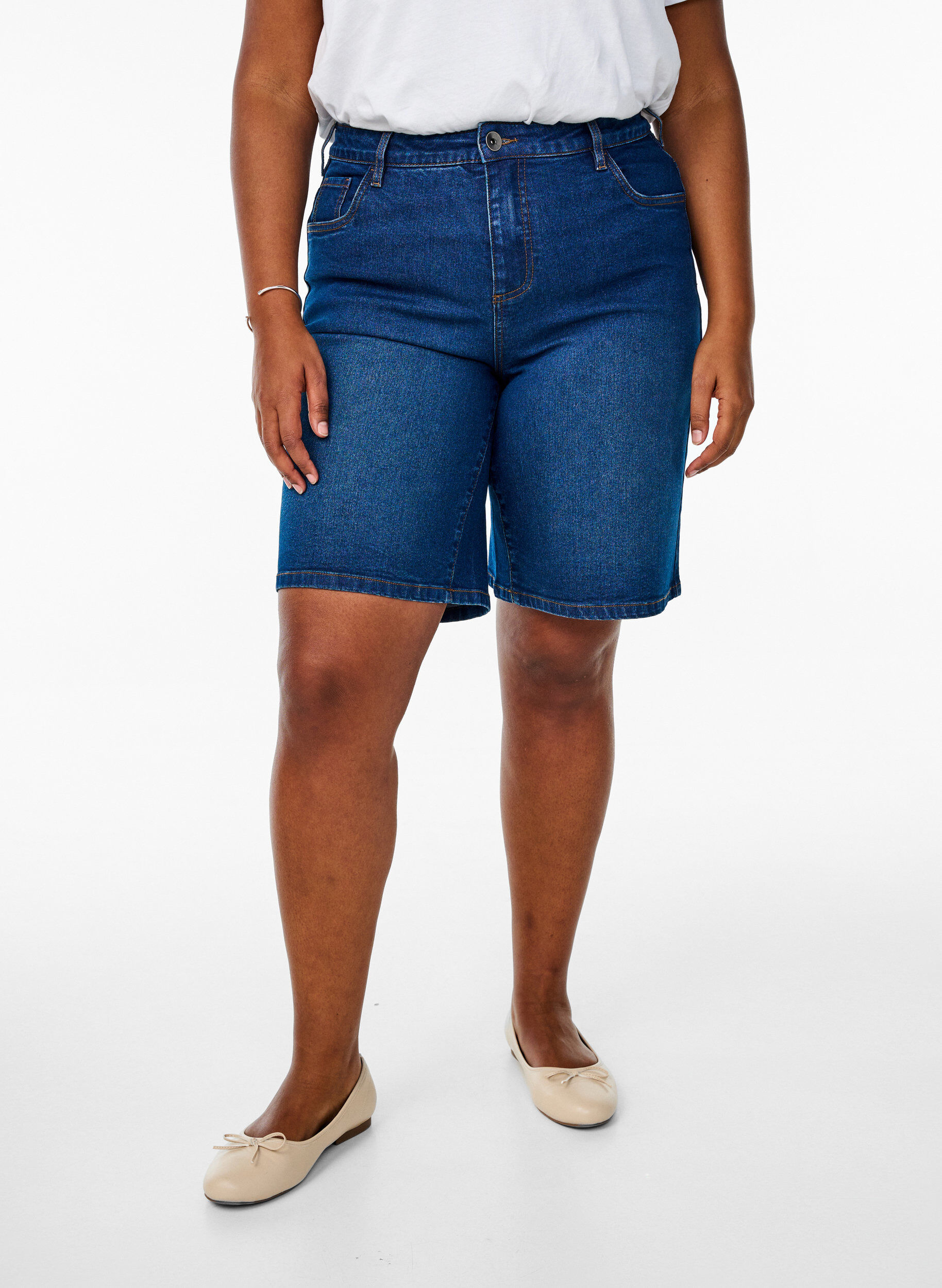 Zizzi FLASH - Locker sitzende Jeansshorts mit hoher Taille, Blau, Model image number 3