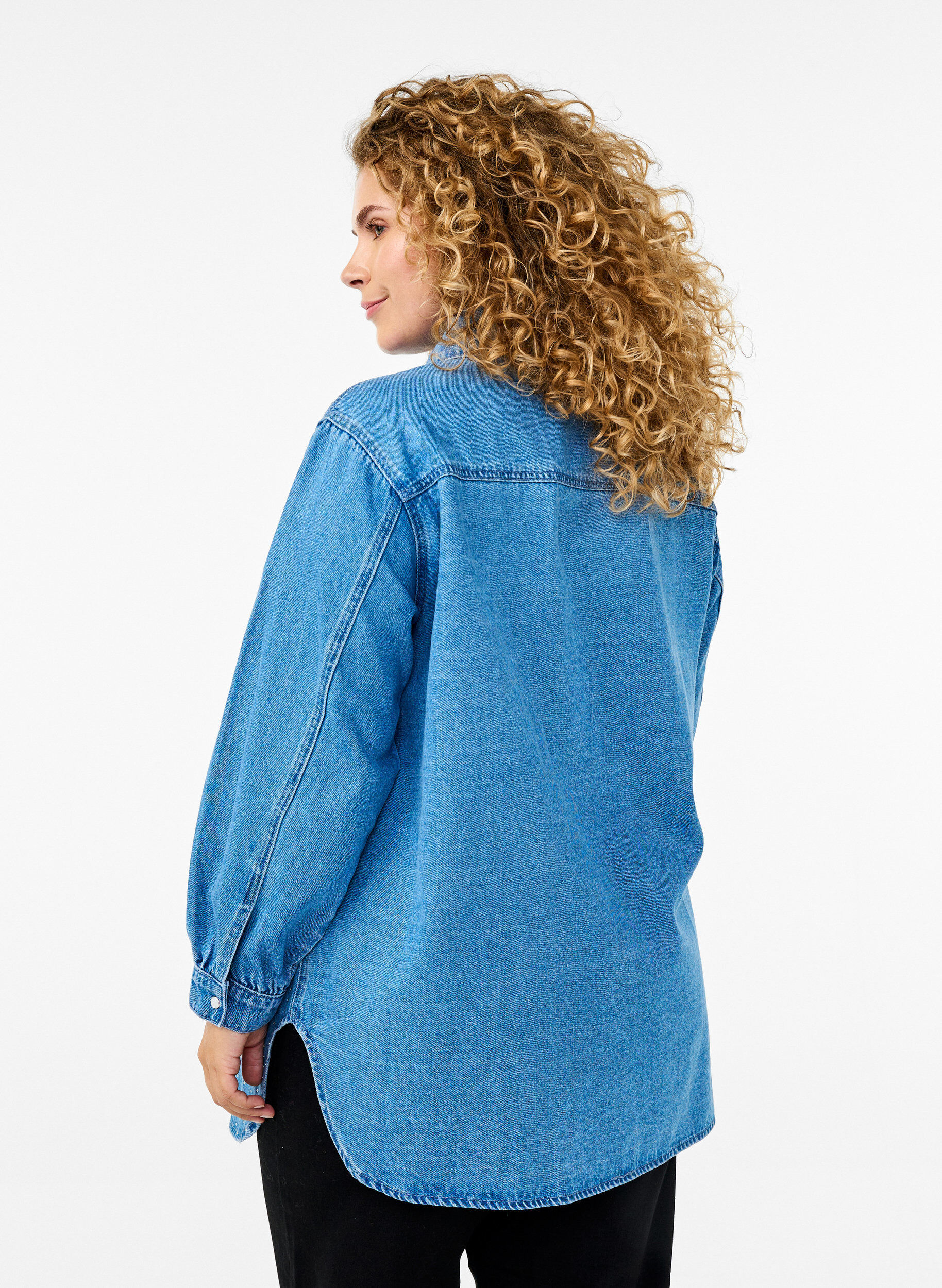 Zizzi Jeanshemd mit Strasssteinen, Light Blue Denim, Model image number 1