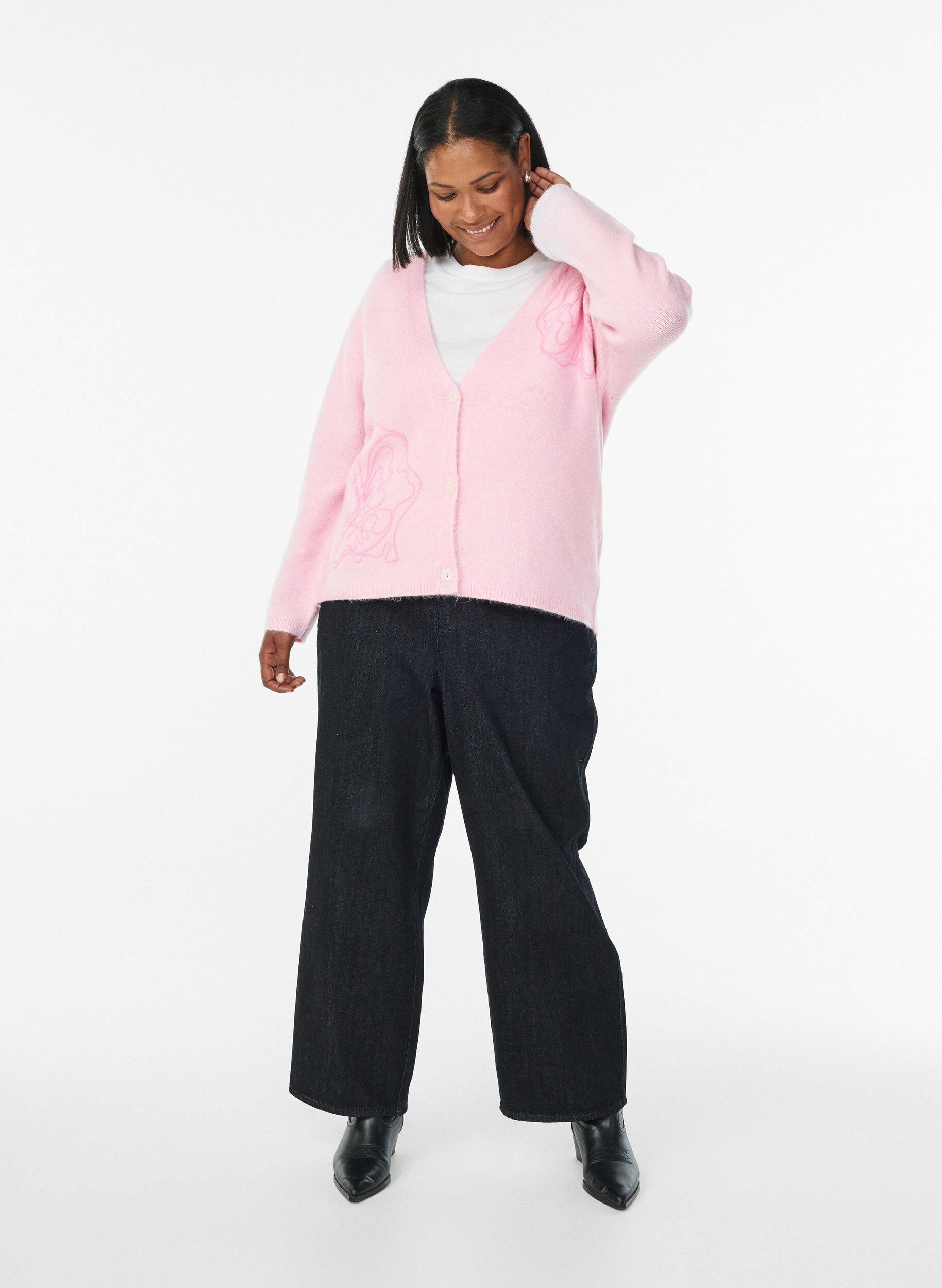 Zizzi Strickjacke mit V-Ausschnitt und aufgestickten Blumen, Rot, Model image number 1