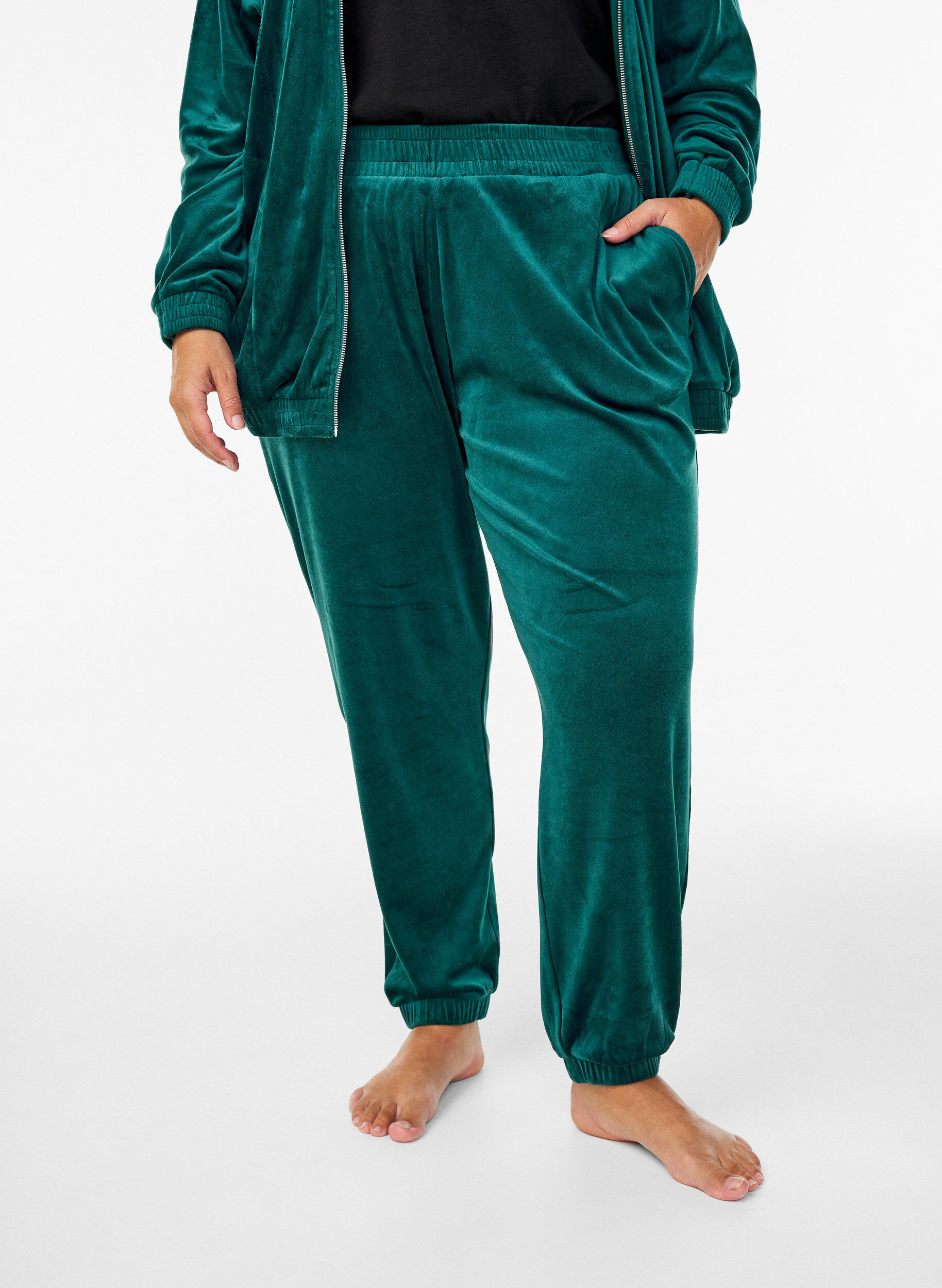 ZizziLockere Samt-Hose, Gr&uuml;n, Model image number 2