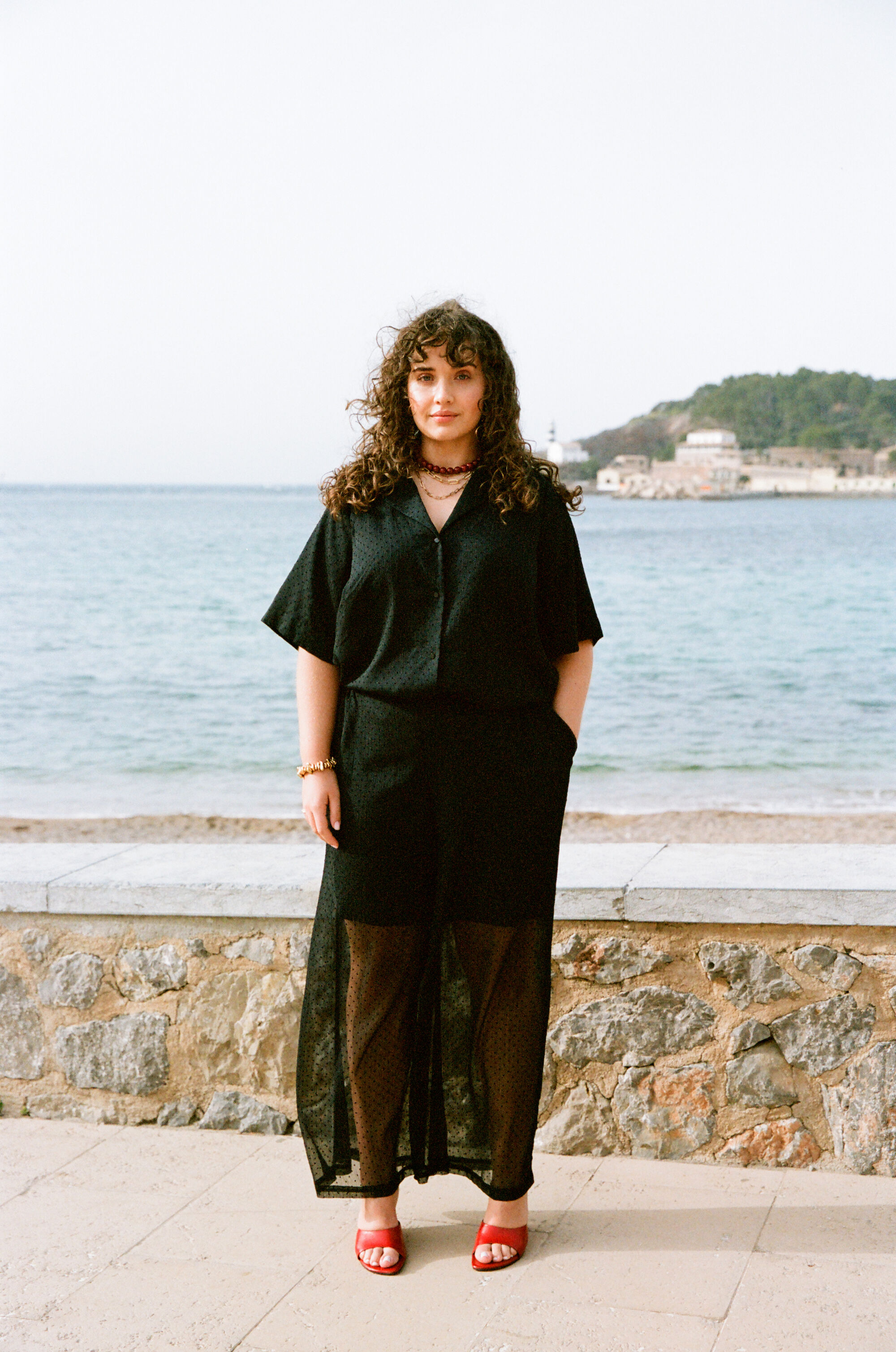 ZizziElegantes Schwarz mit roten Akzenten, , Model