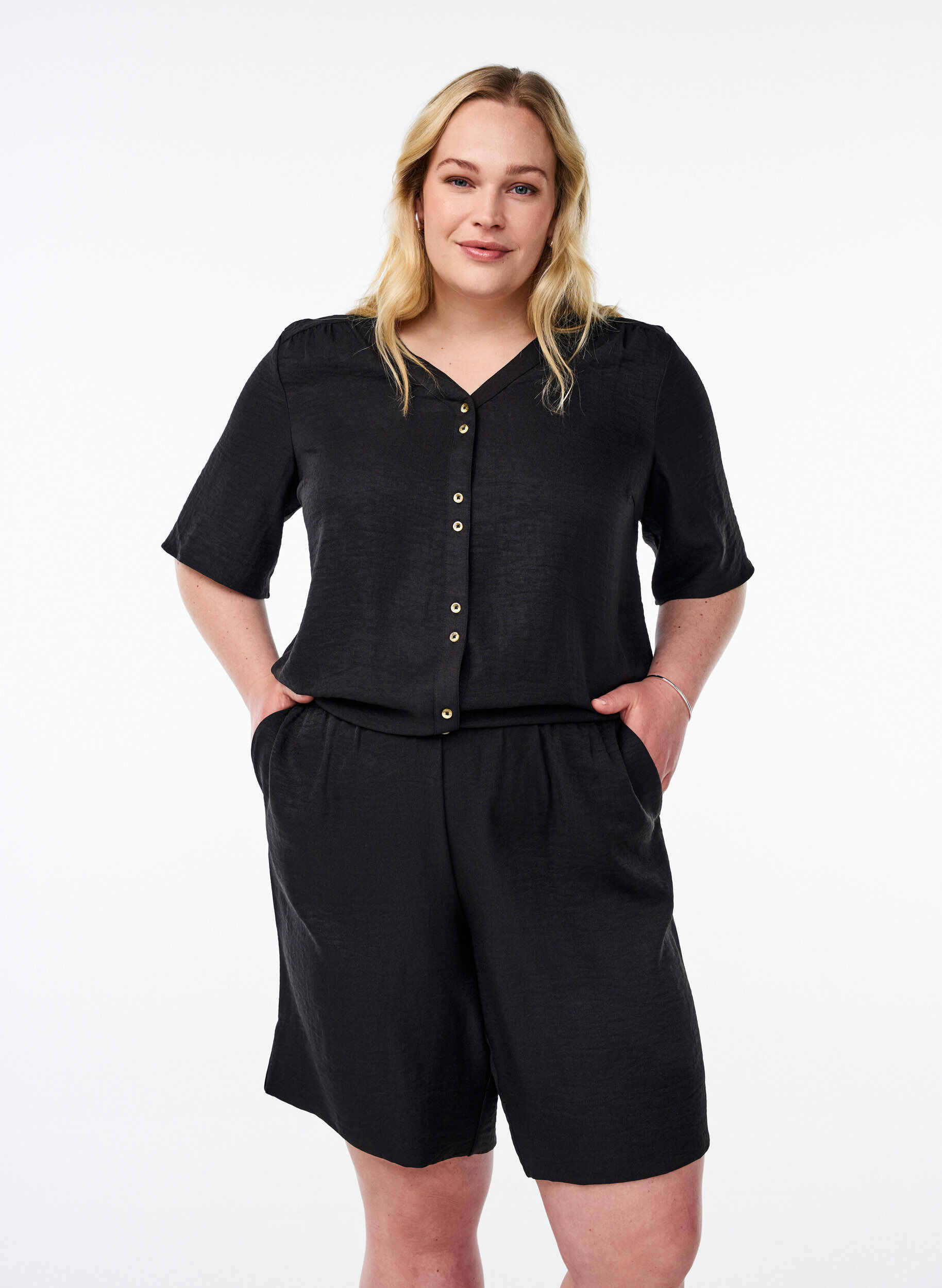 Shorts mit Taschen und hoher Taille, Schwarz, Model