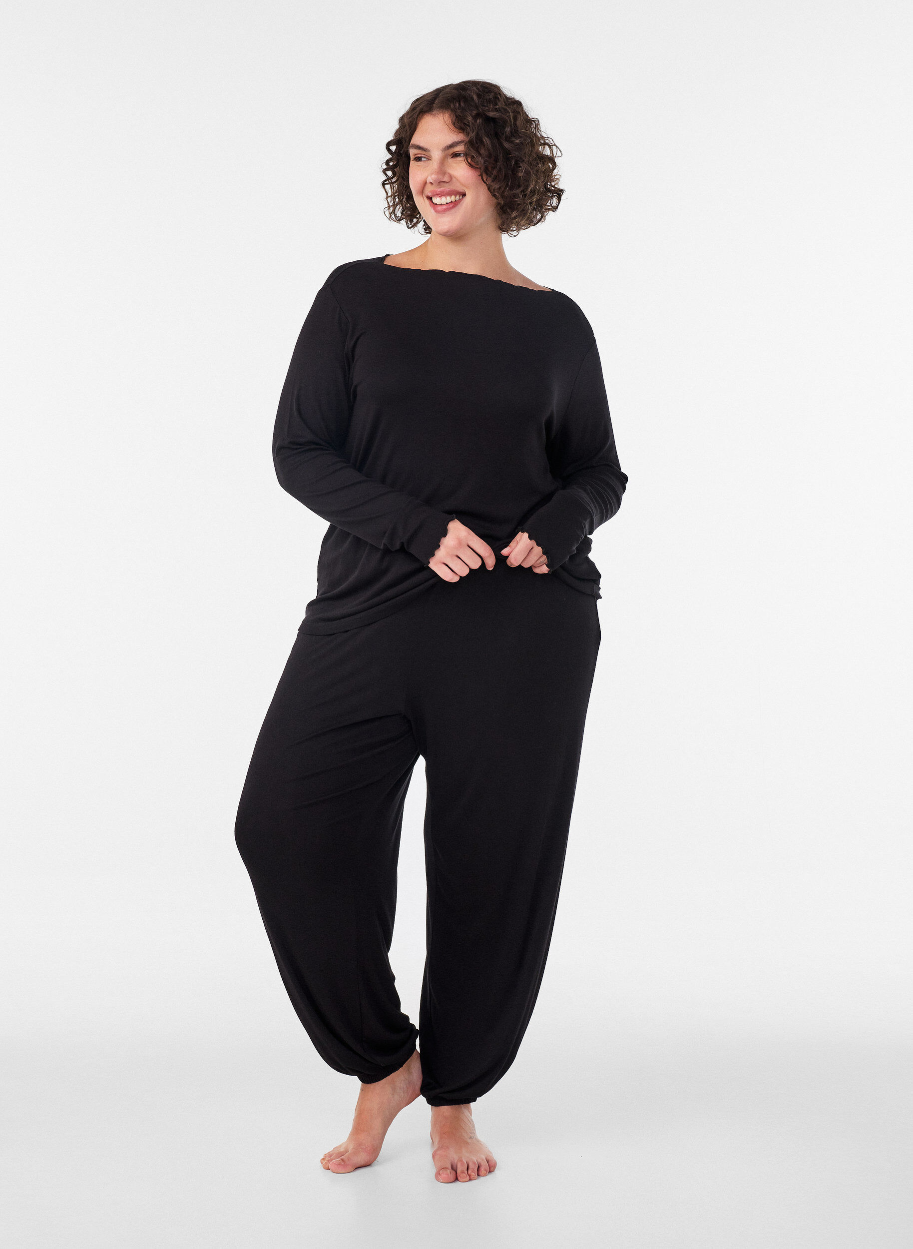 Lockere Pyjamahose aus Viskose mit elastischem Bund, Schwarz, Model
