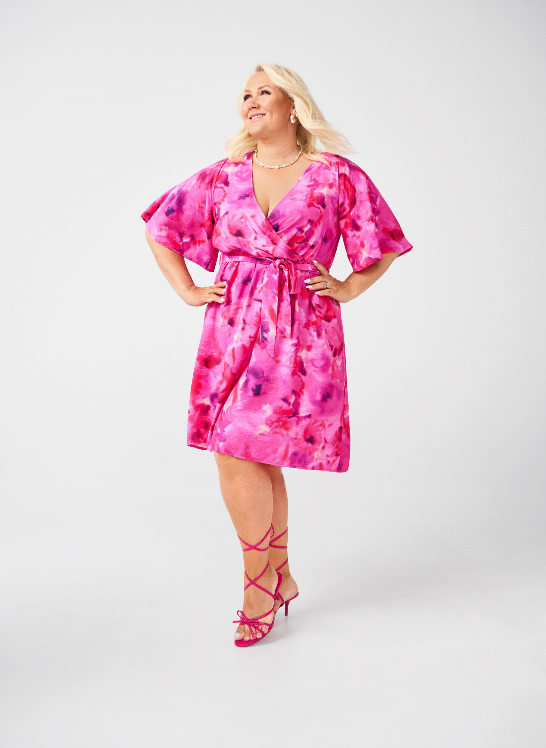 Zizzi Knielanges Kleid mit Blumenprint und Wickeloptik, Pink Rose AOP, Image image number 0