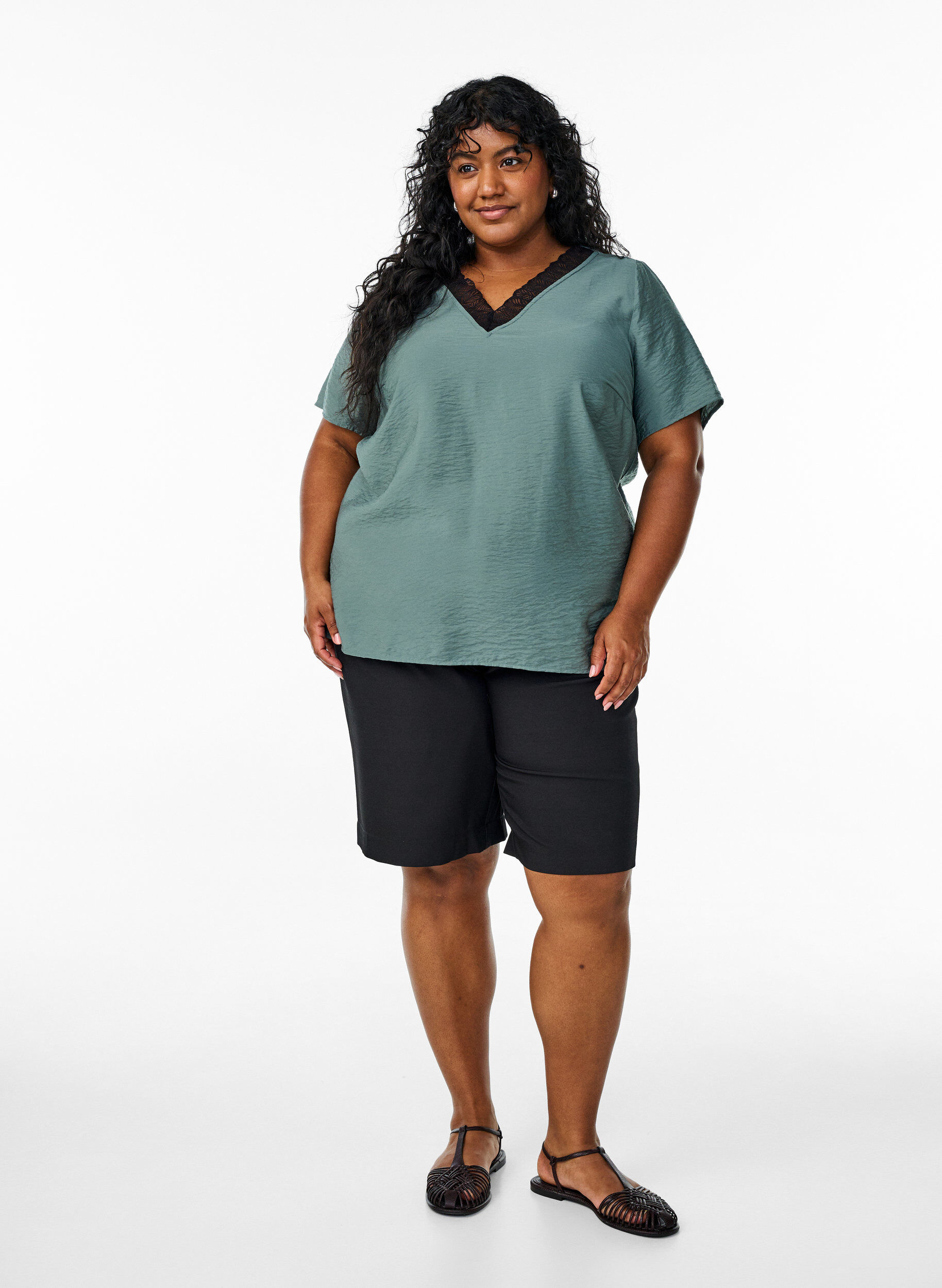 Zizzi Kurz&auml;rmelige Viskosebluse mit Spitzenbesatz, Gr&uuml;n, Model image number 1