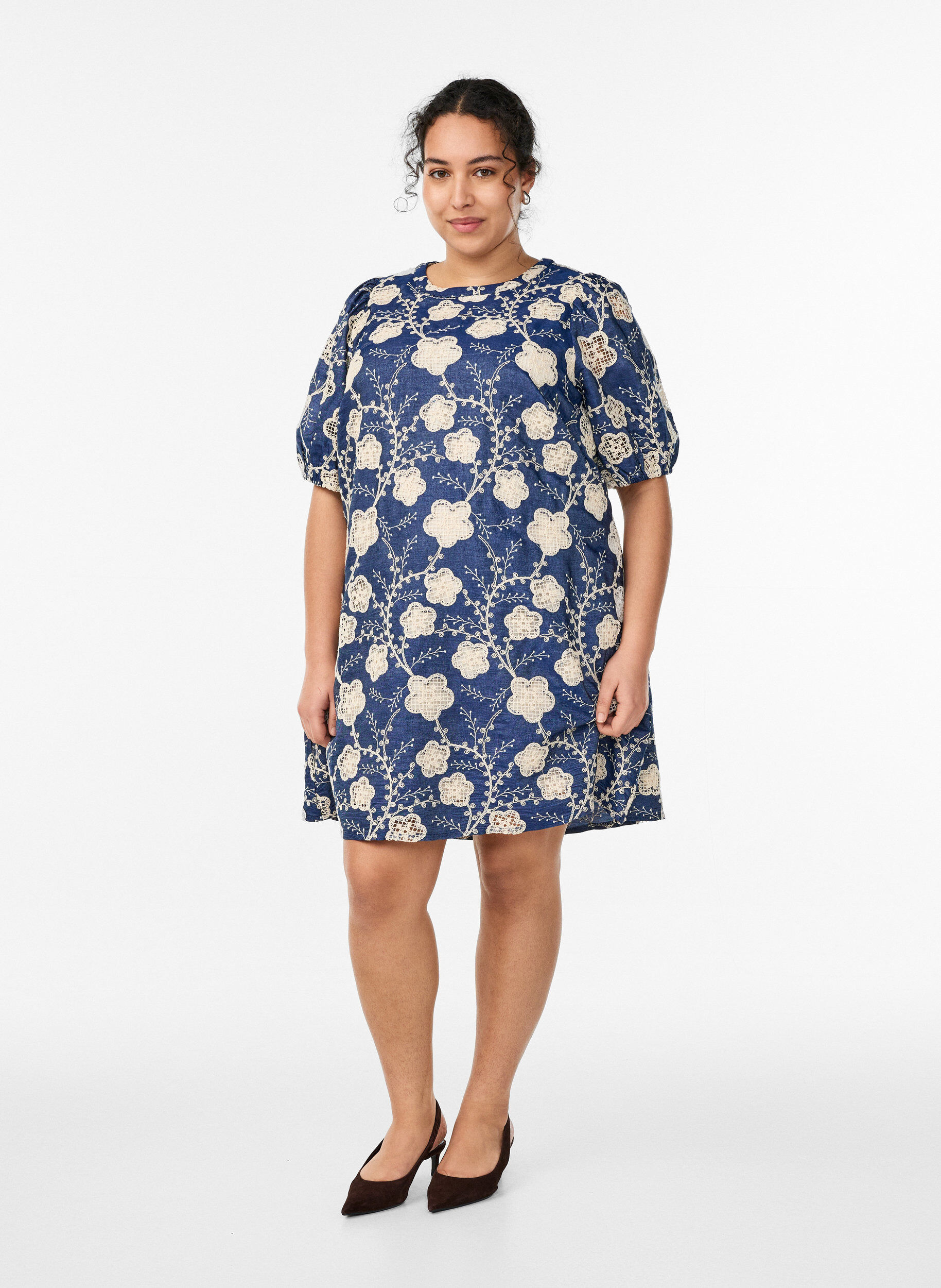 Zizzi Kurzes A-Linien-Kleid mit Stickmuster, Blau, Model image number 1