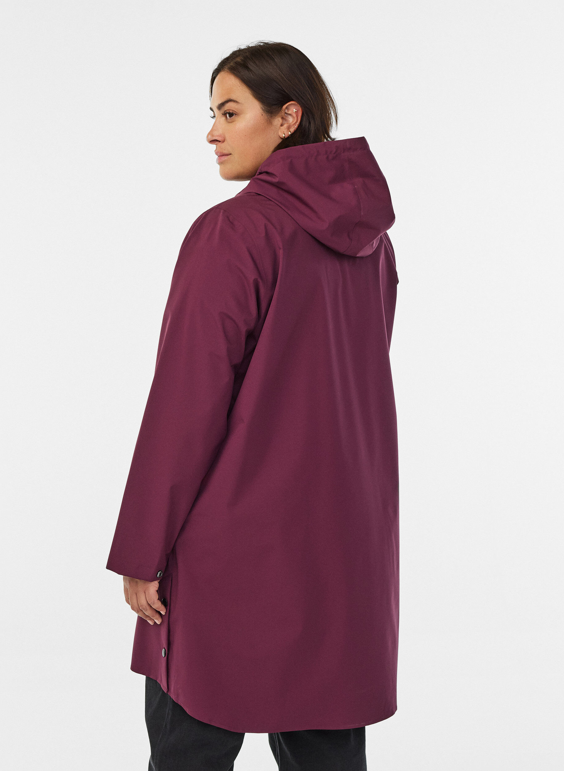 Zizzi Regenjacke mit Taschen und Kapuze., Dunkles Bordeaux, Model image number 2
